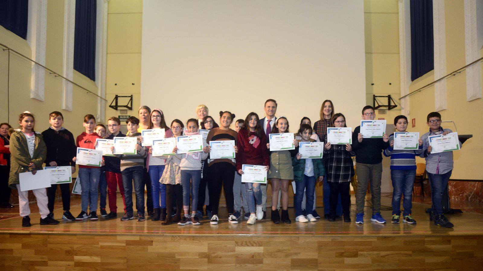 Entrega de diplomas a los alumnos participantes en el programa de los CEIPs Menesteo y Cristóbal Colón.