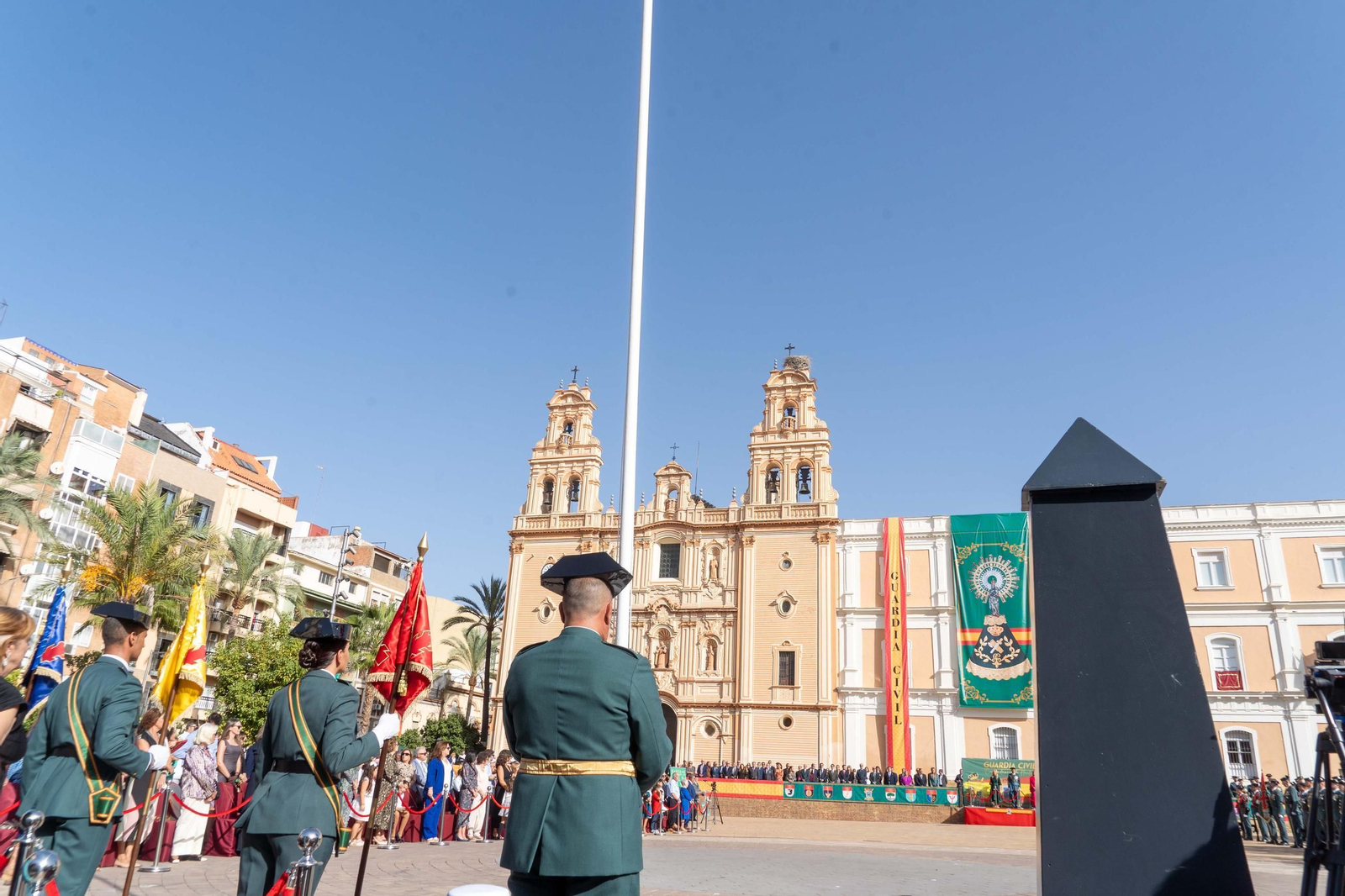 Imágenes del desfile de la Guardia Civil en el Día de la Hispanidad y de su patrona en la Plaza de La Merced