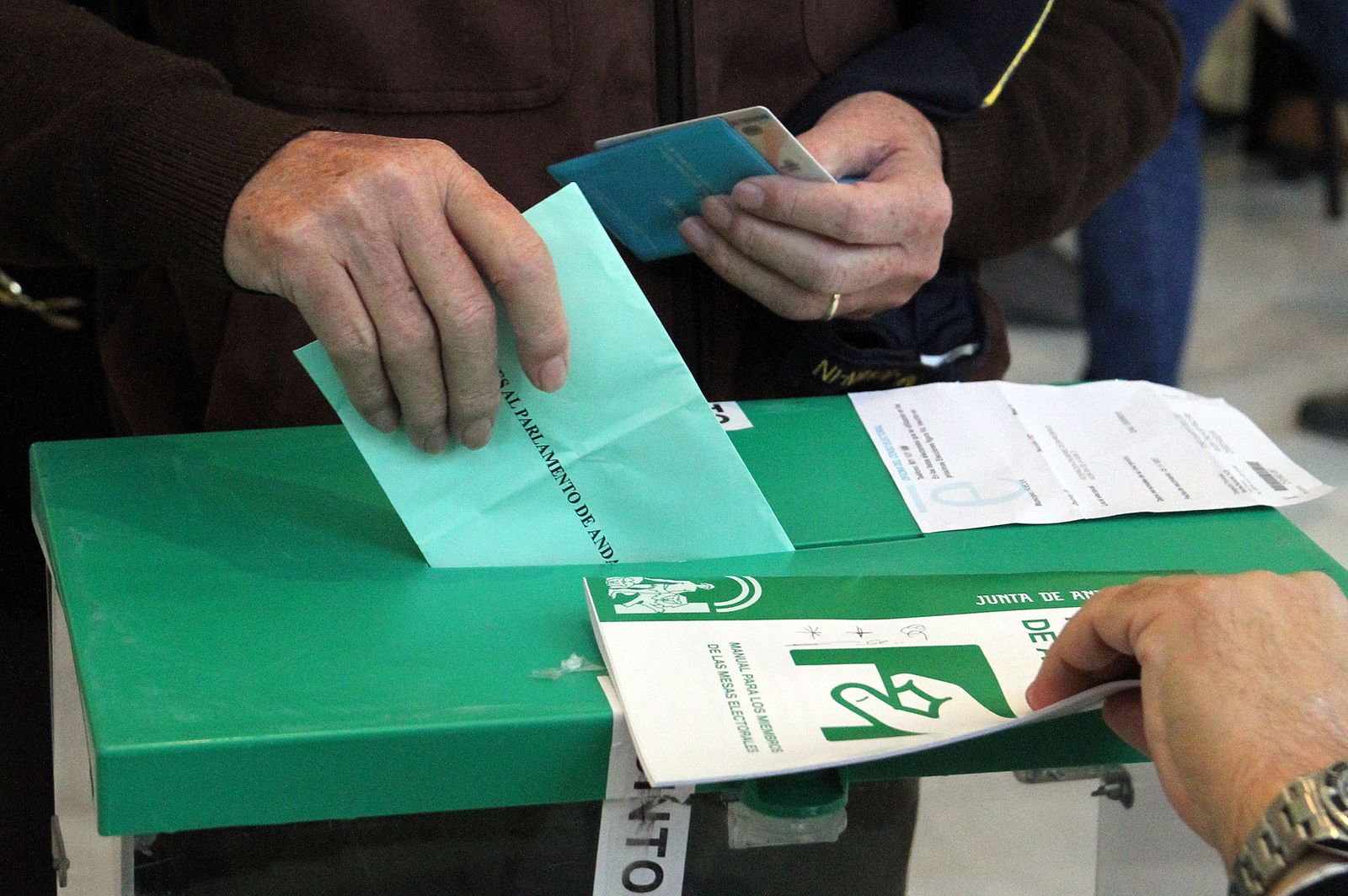 Un ciudadano deposita su voto durante las pasadas elecciones del 2 de diciembre de 2018.