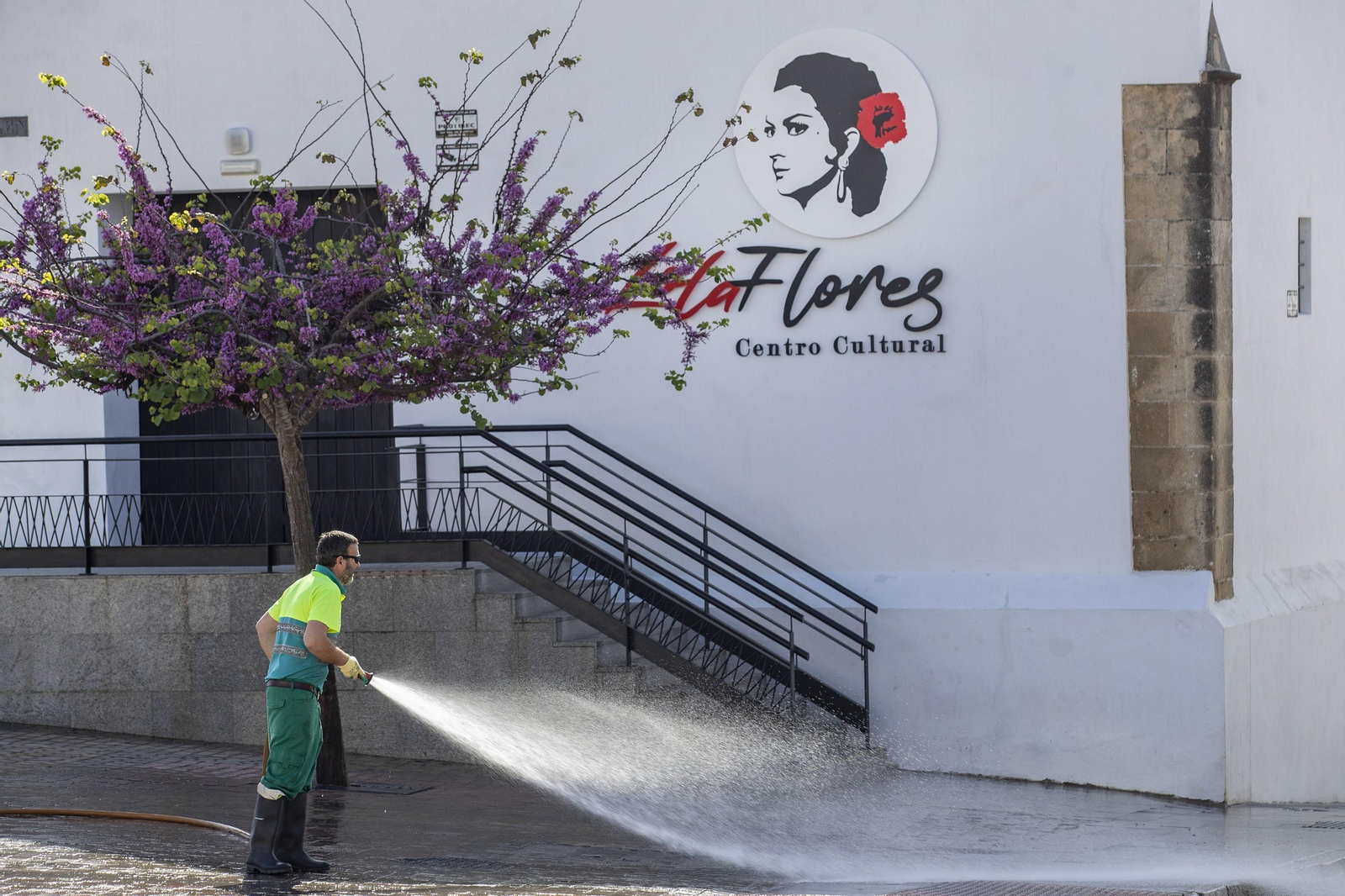 Un trabajador municipal limpiando los exteriores del Centro Cultural Lola Flores Un trabajador municipal limpiando los exteriores del Centro Cultural Lola Flores
