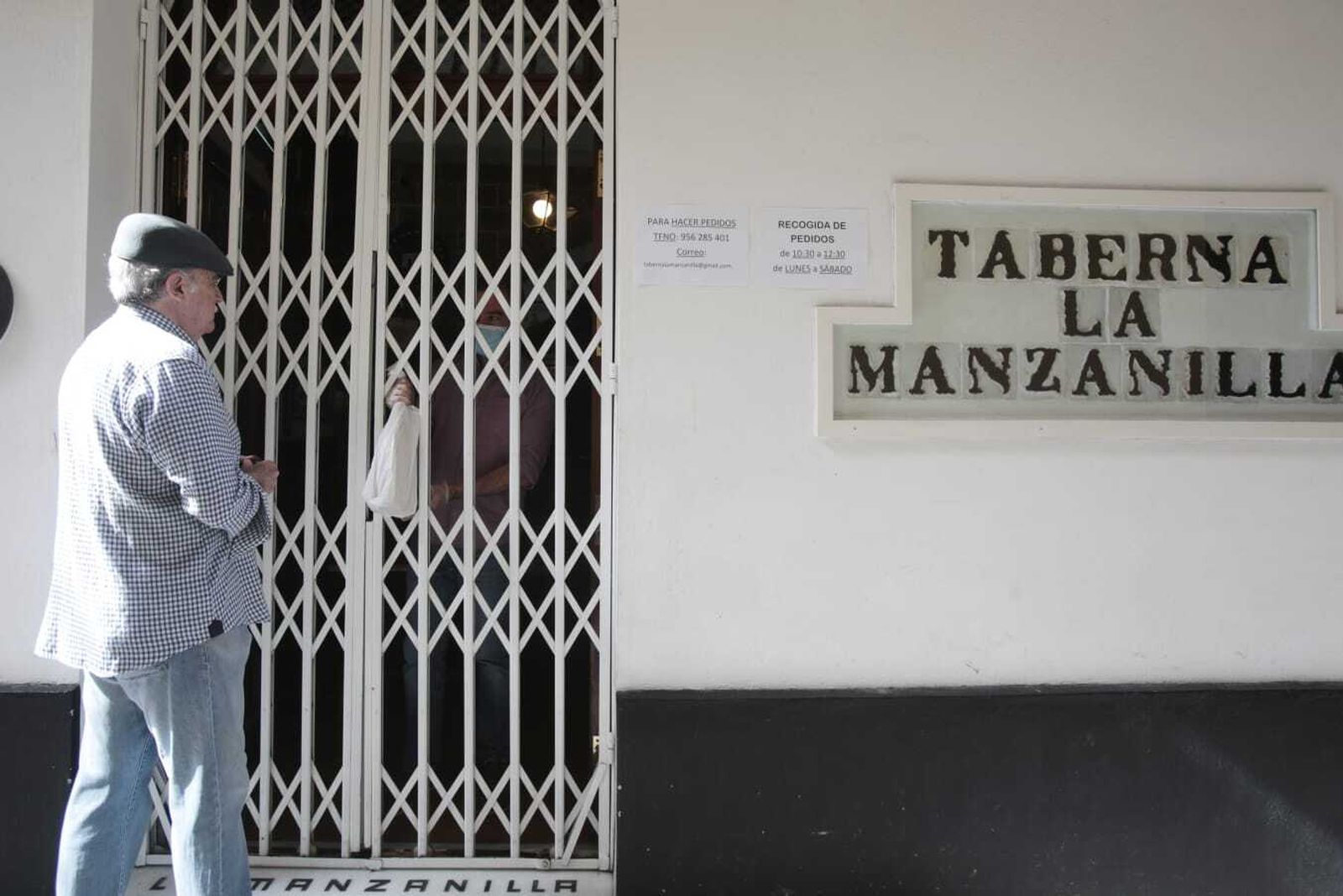 Servicio de un pedido a un cliente a través de la baraja en la Taberna La Manzanilla.