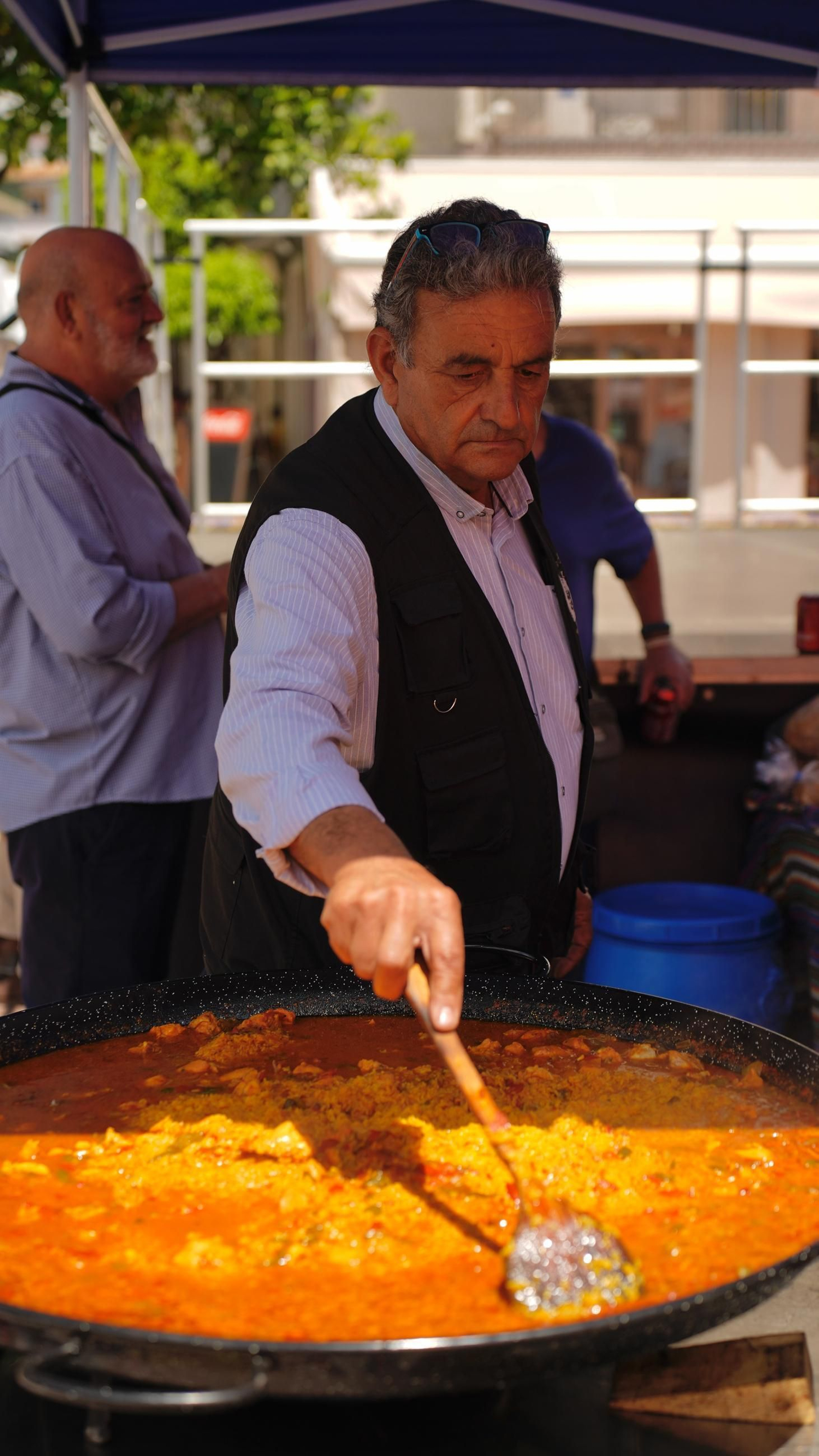 Muchas personas se reunen en la Plaza Alta, bailando y comiendo paella junto a la Feria de los Parques Naturales de Cádiz