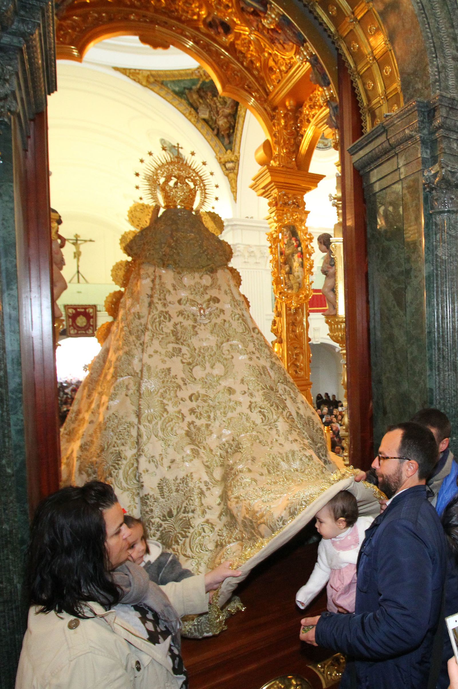 El Rocío celebra La Candelaria con la presentación de los niños a la Virgen, en imágenes