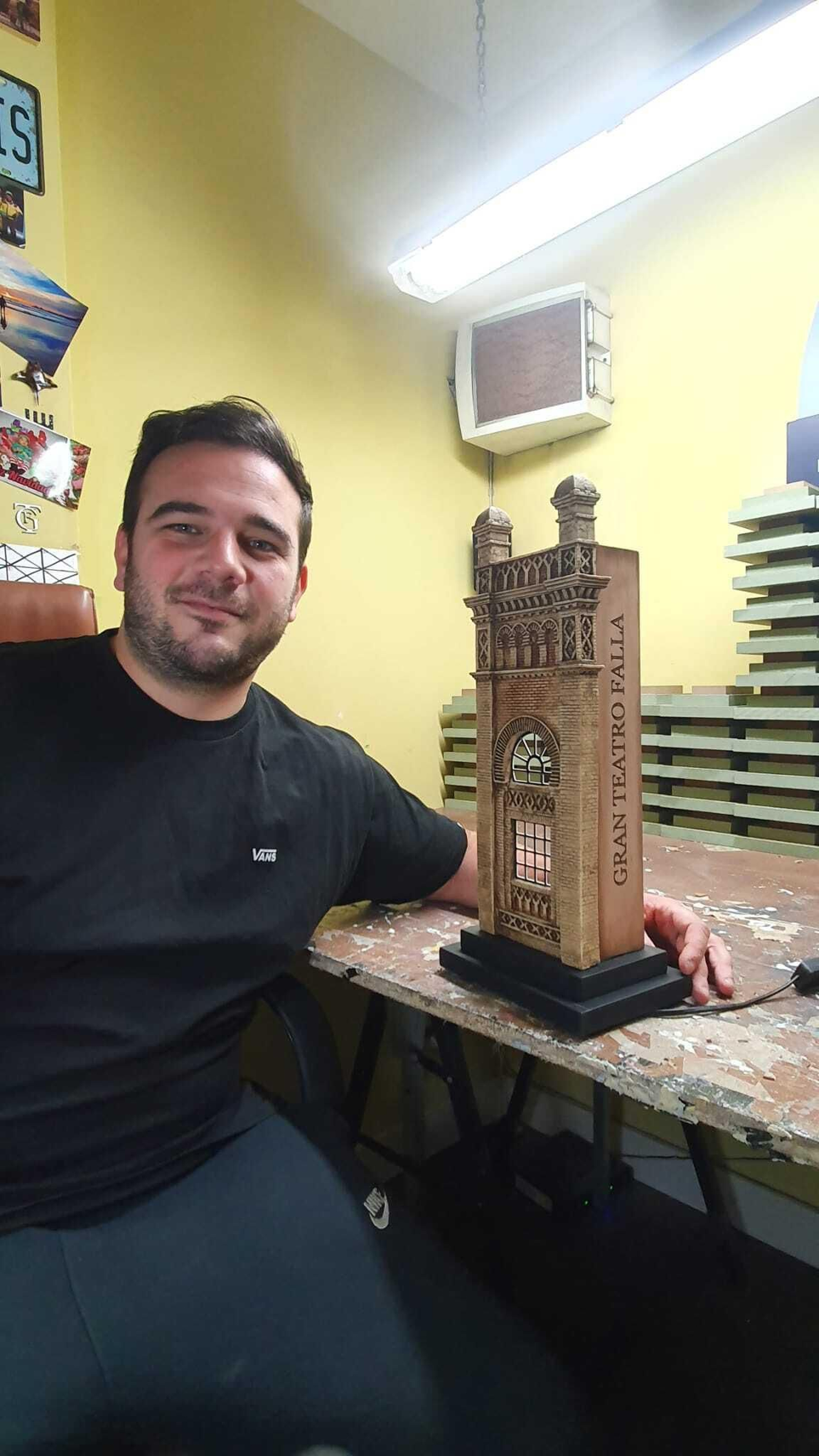 El artesano Alejandro Mariño posa con la lámpara que ha puesto a la venta.