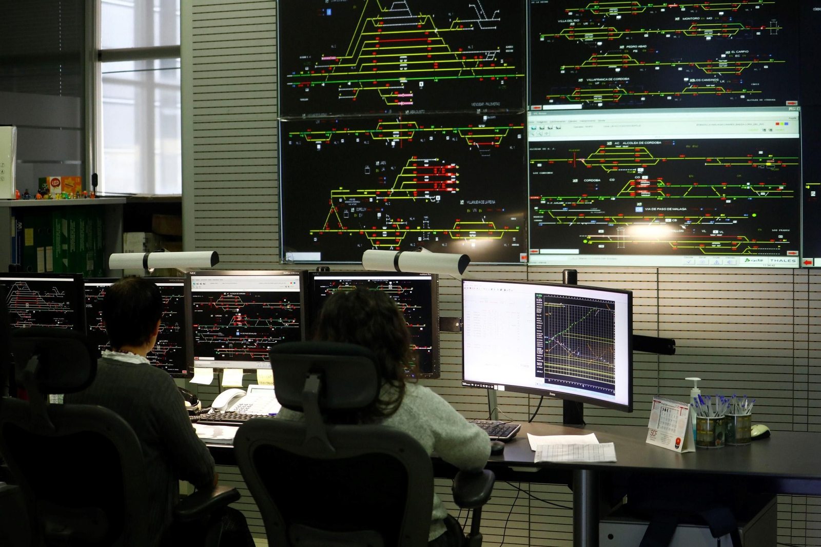Un día de trabajo en el Centro de Regulación de Circulación de la estación de Córdoba, en imágenes