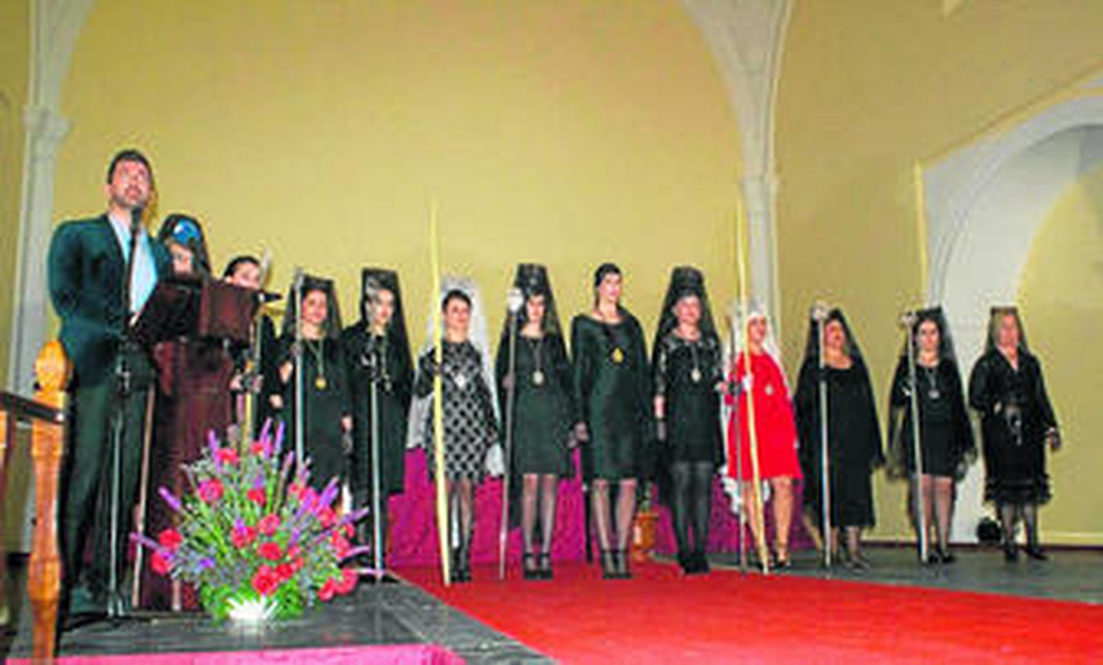 Distintos momentos del Desfile de Mantillas Artesanales.