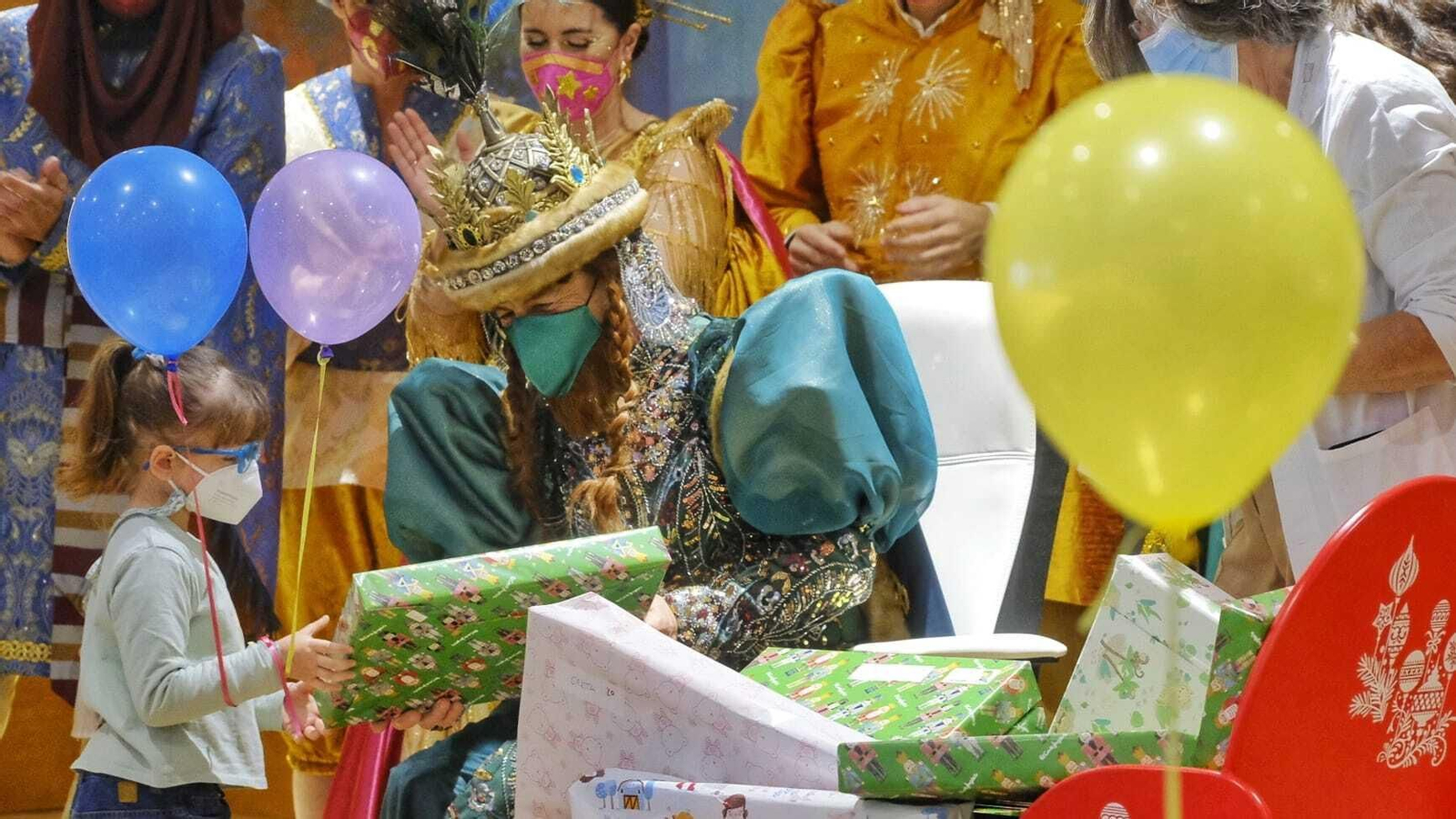 Imágenes de los Reyes Magos recorriendo Cádiz el 5 de enero