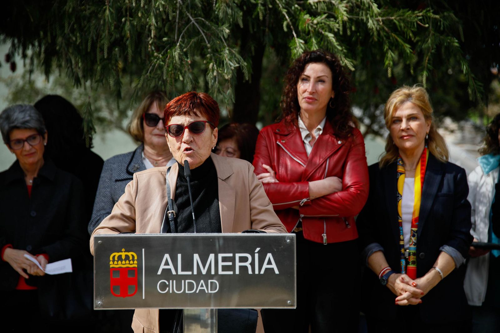 Las imágenes de la plantación de un olivo y el entierro de una cápsula del tiempo