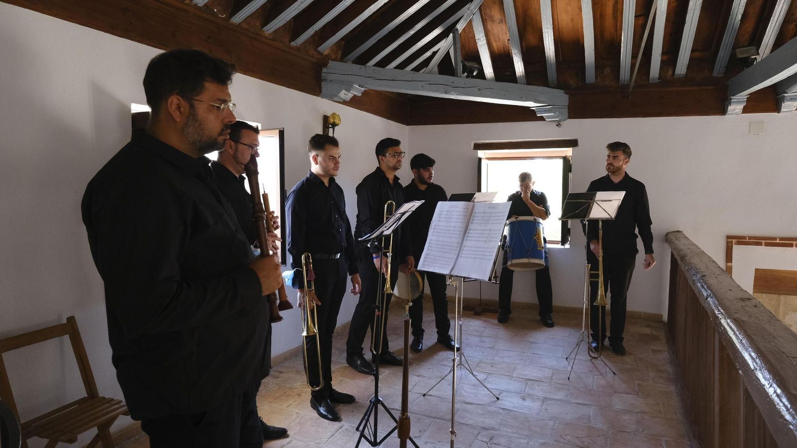 El grupo de ministriles en el coro de la ermita de la Concepción.
