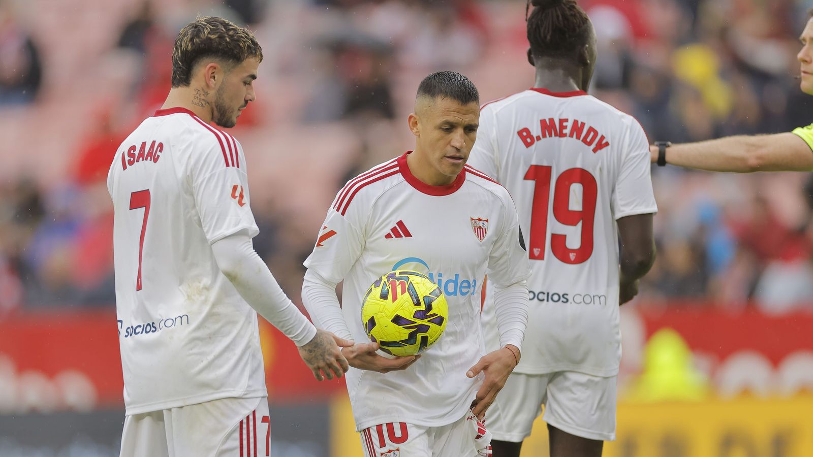 Alexis se dispone a tirar el penalti e Isaac le pide el balón.