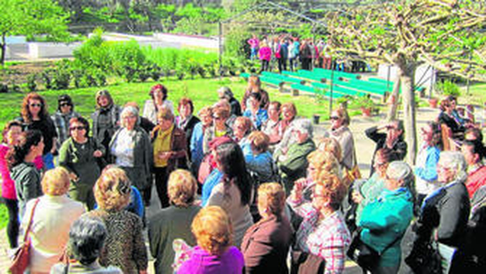 Un gran número de mujeres atiende ayer las explicaciones de una de las encargadas de la Huerta La Yanna.