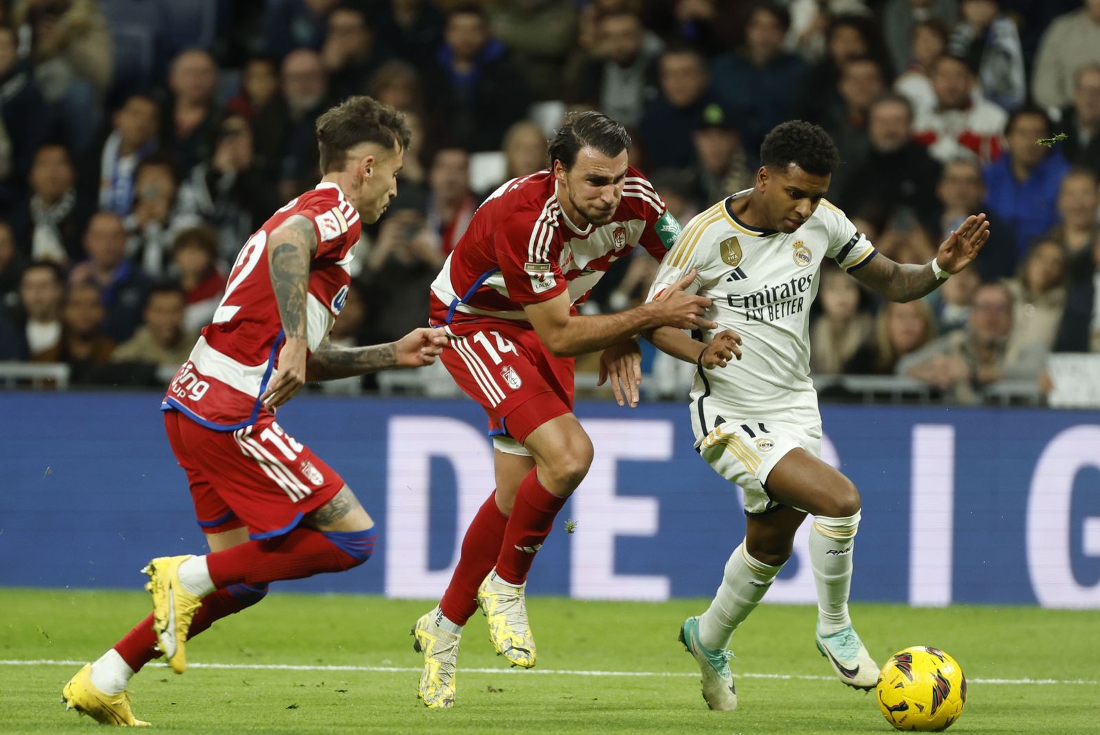 Ricard e Ignasi Miquel persiguen a Rodrygo en el partido de la primera vuelta.