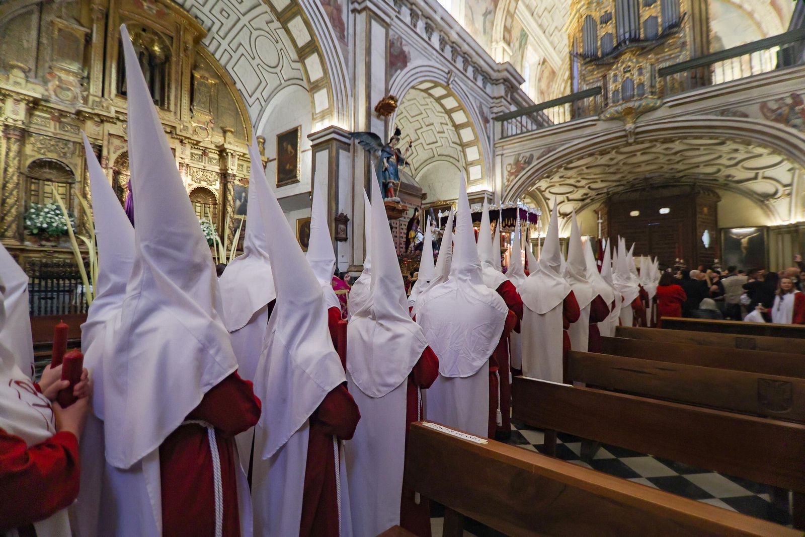 Así vivió Granada la salida de la Hermandad de los Estudiantes 2025