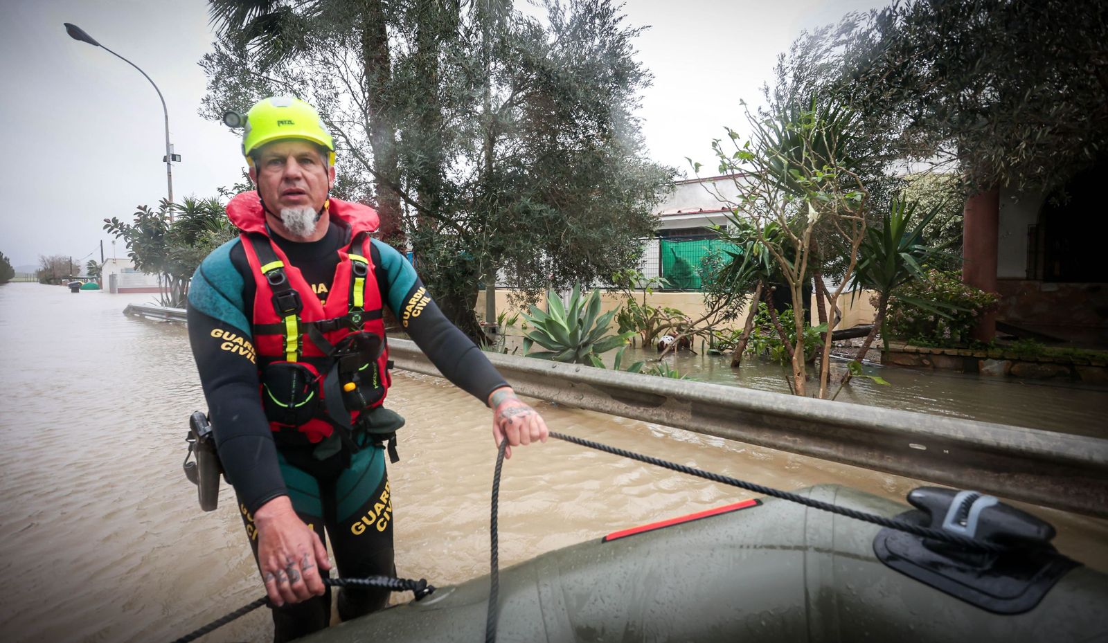 Así trabajan los grupos de élite de la Guardia Civil en las inundaciones en Jerez