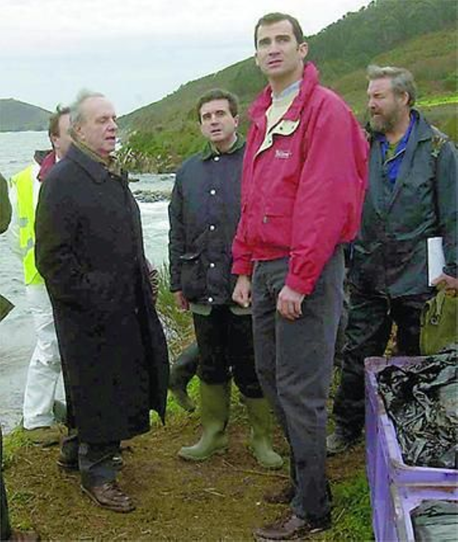 El Príncipe, con Fraga , durante una visita a Galicia por el vertido del 'Prestige'. / EFE