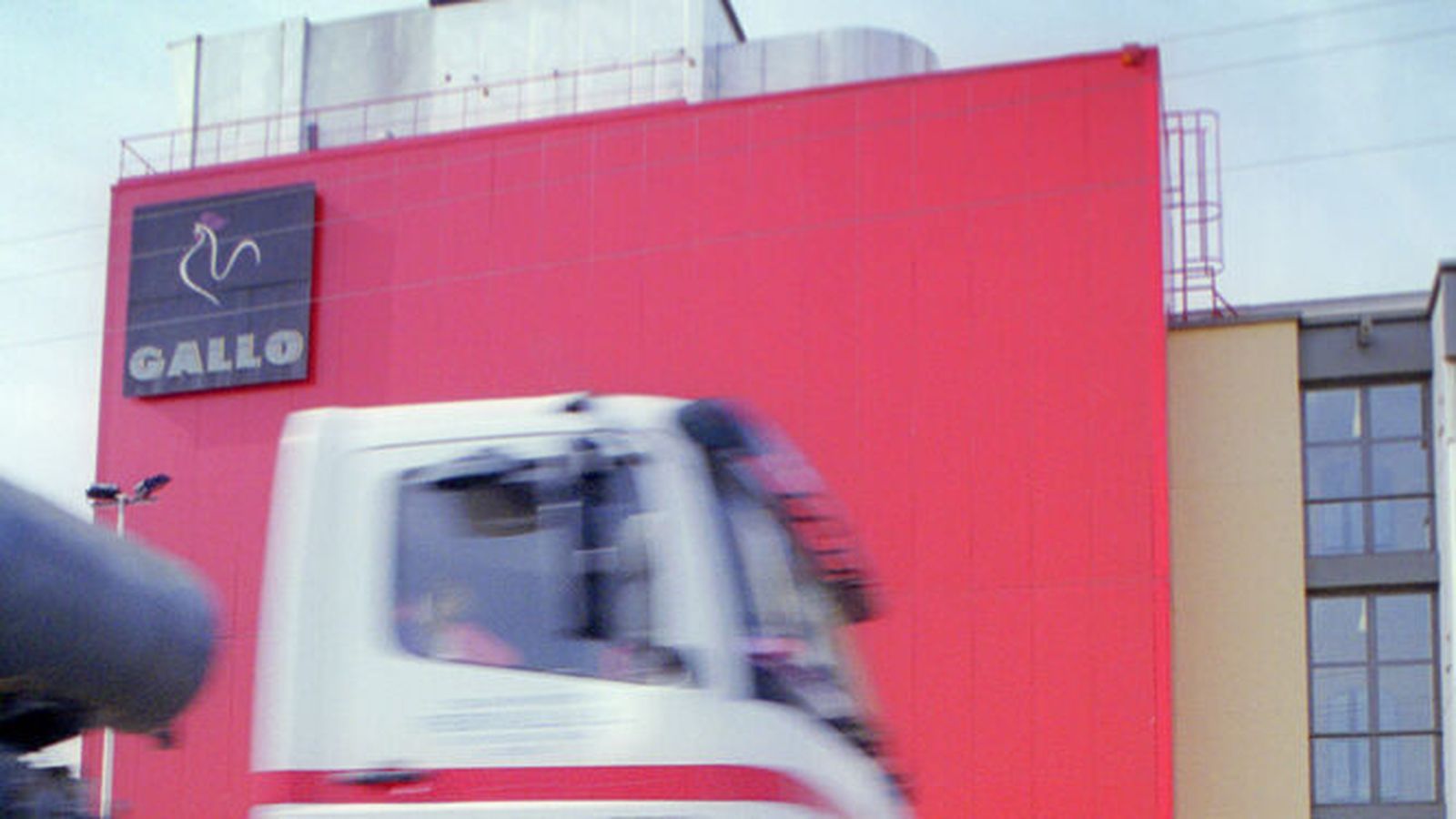 Exterior de la planta del Grupo Gallo.