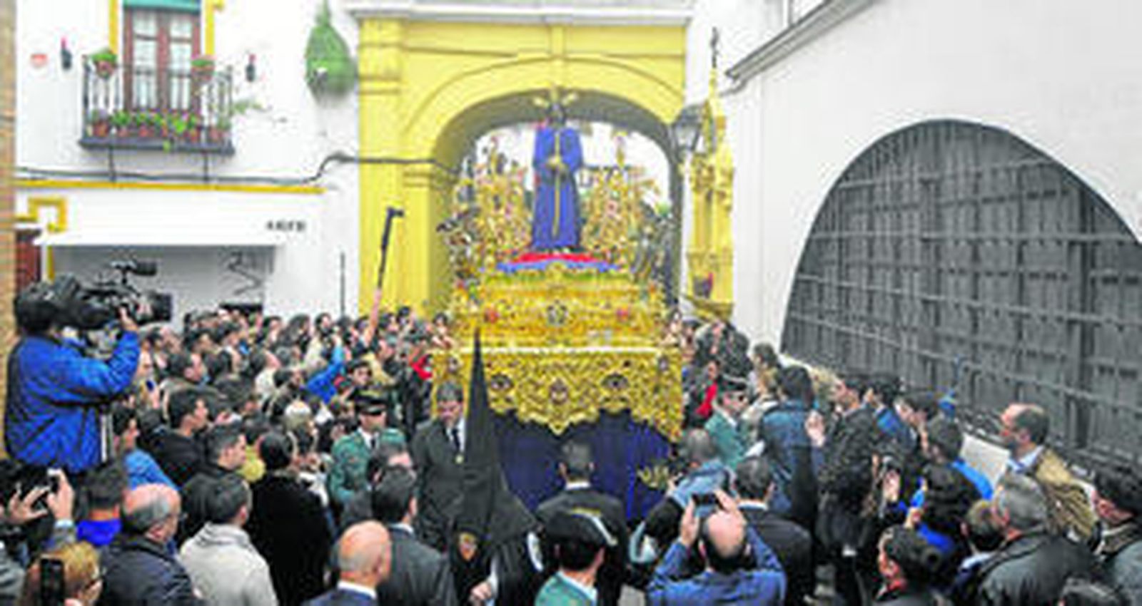 Semana Santa sevillana en el Arco del Postigo