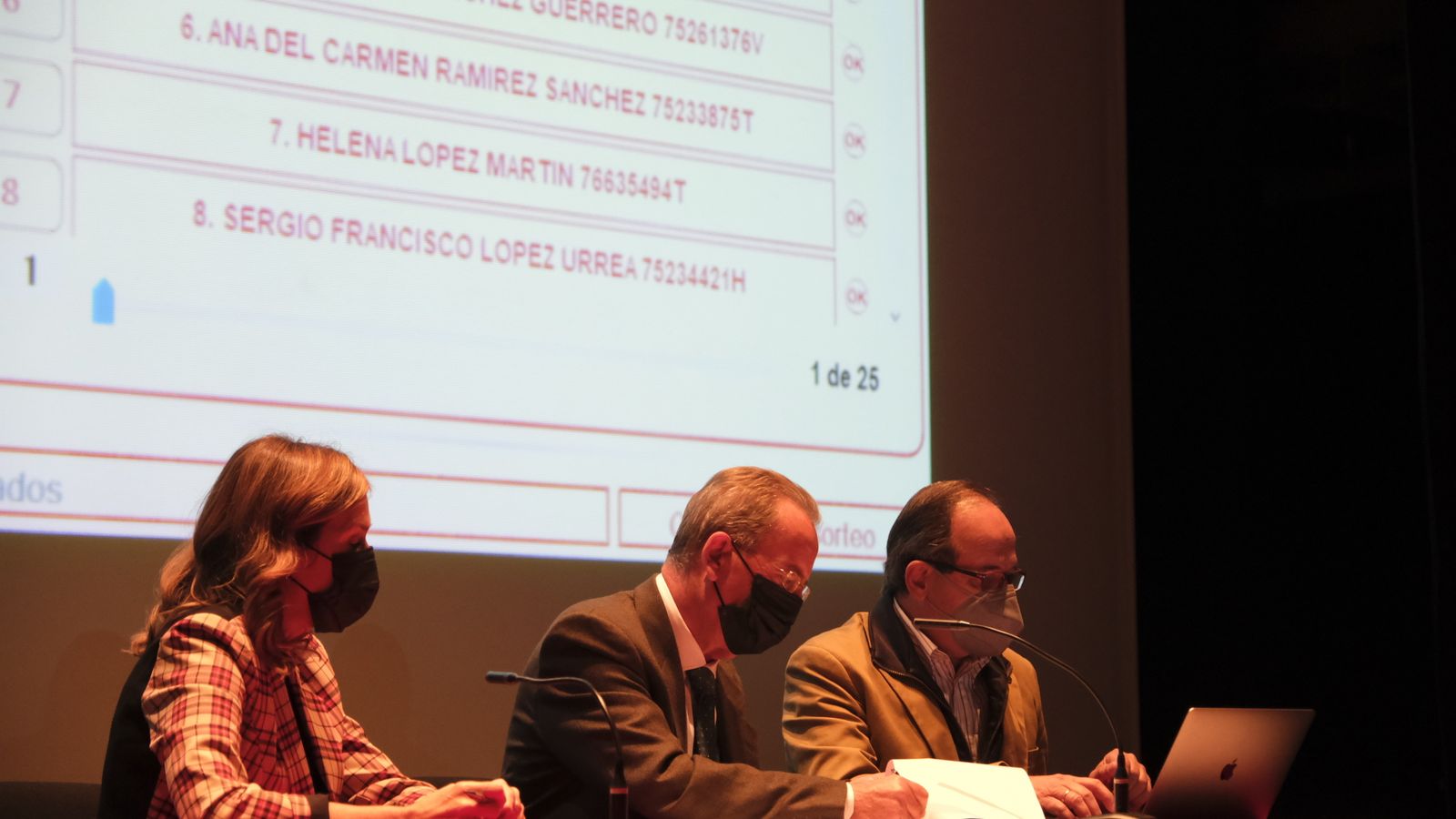 Ana Martínez Labella, el secretario general del Ayuntamiento y el gerente de Almería XXI, en sorteo digital