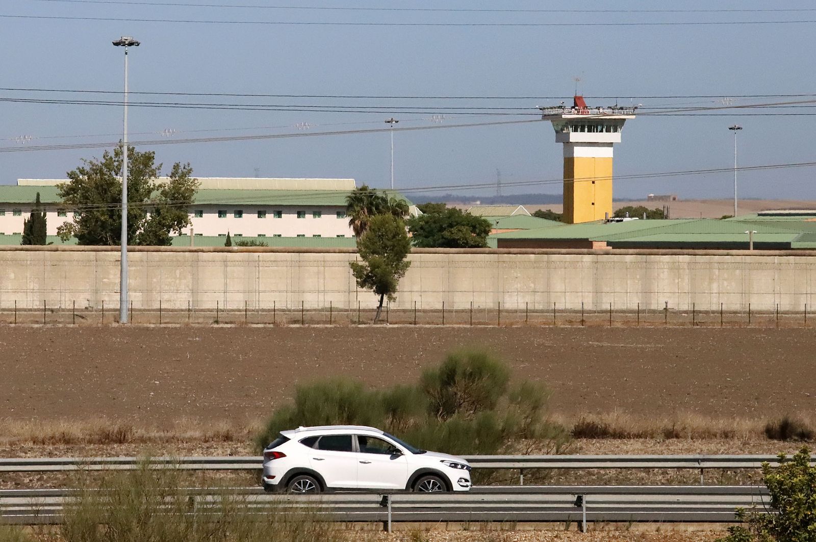La prisión provincial de Huelva, desde la autovía.