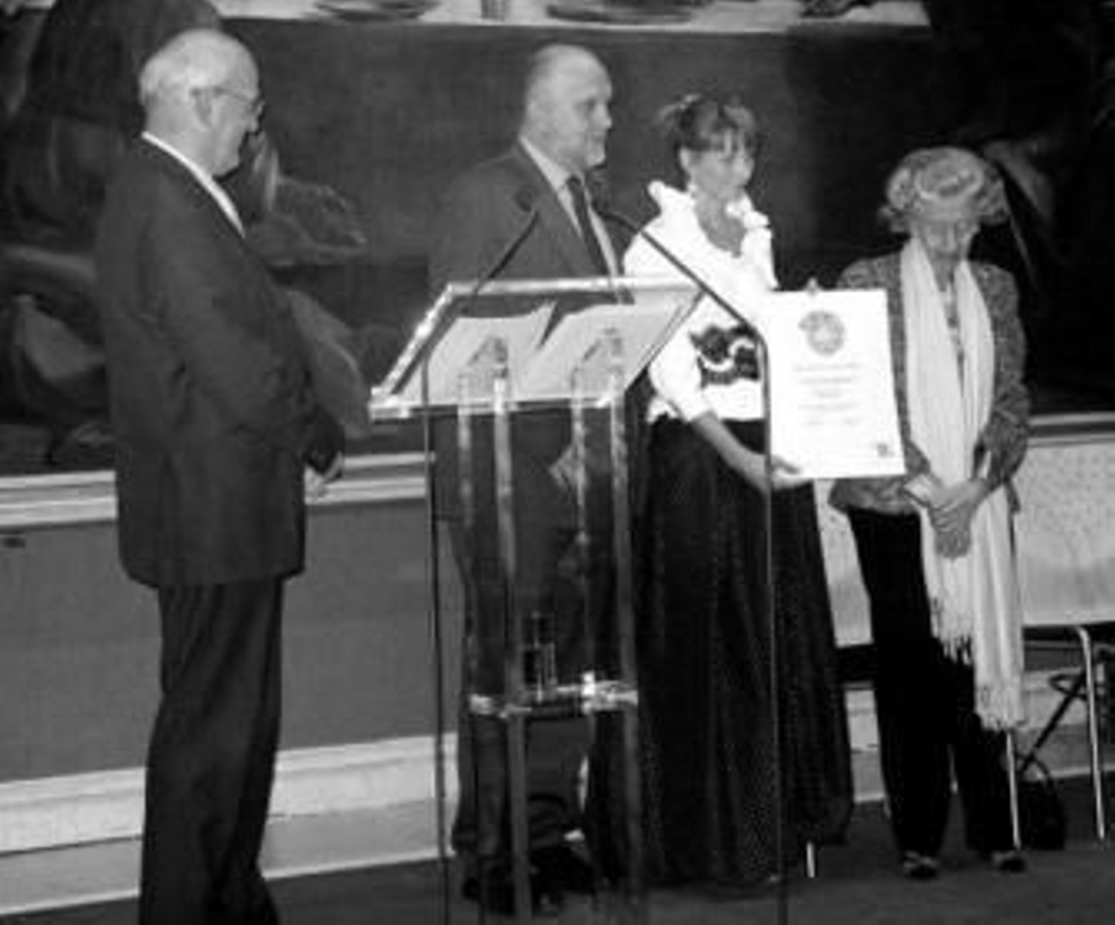 Ana Navarro recibiendo en Dublín el diploma con la mención de honor para el Museo Almeriense.