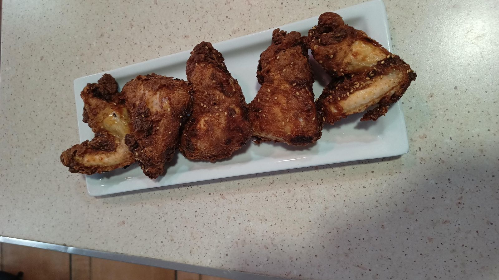 Las alitas de pollo maceradas. Las alitas de pollo maceradas.