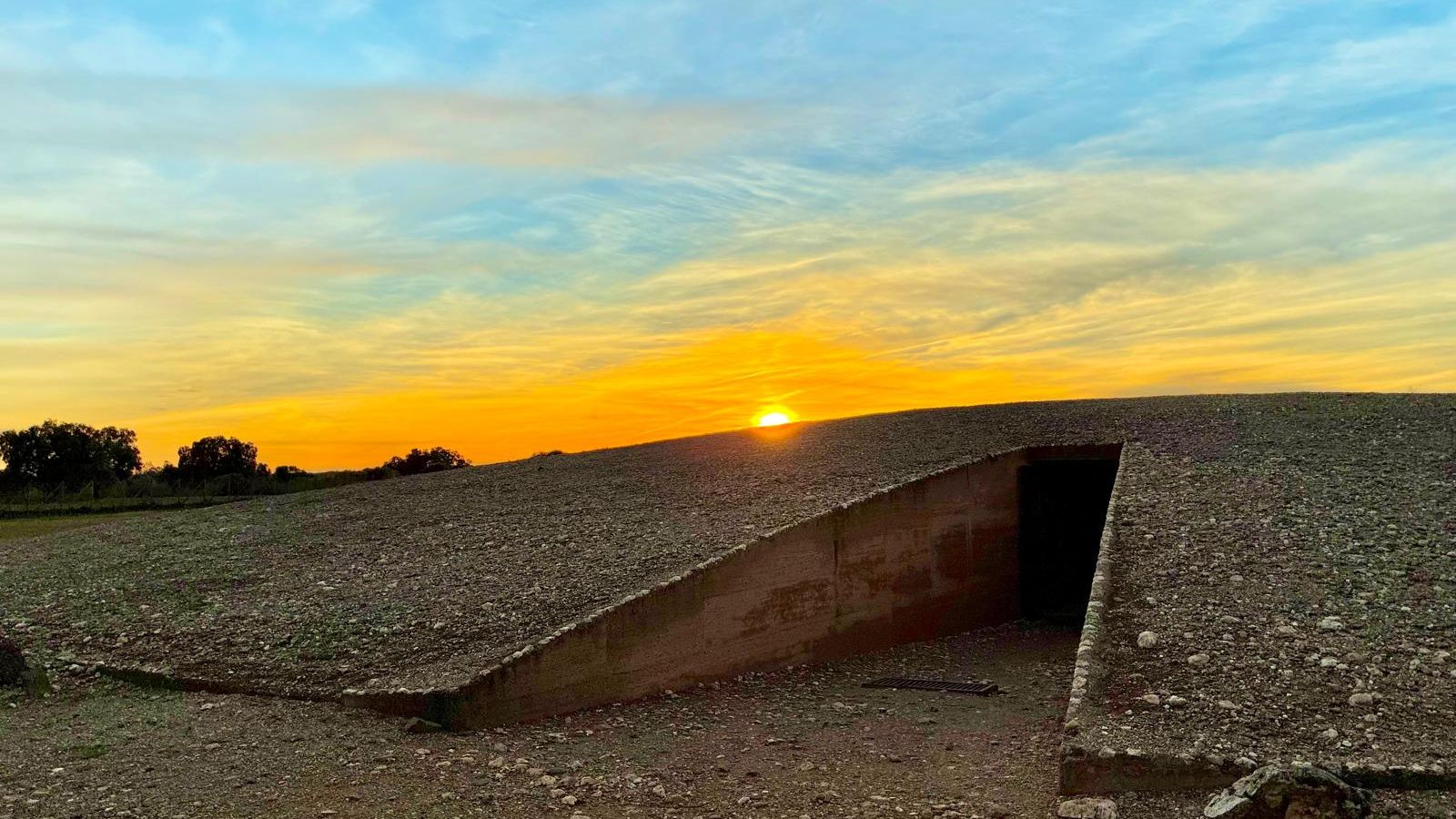 Parte exterior del Dolmen de Soto de Trigueros.