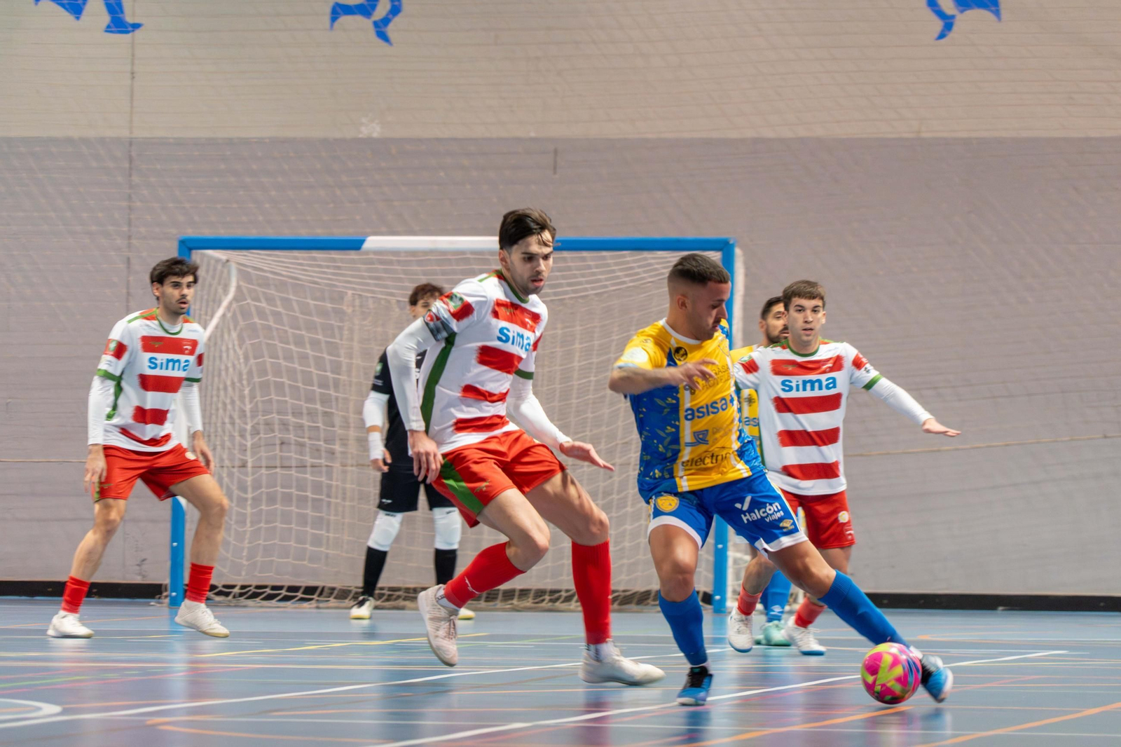 Un jugador del Sima Granada presiona a un rival.
