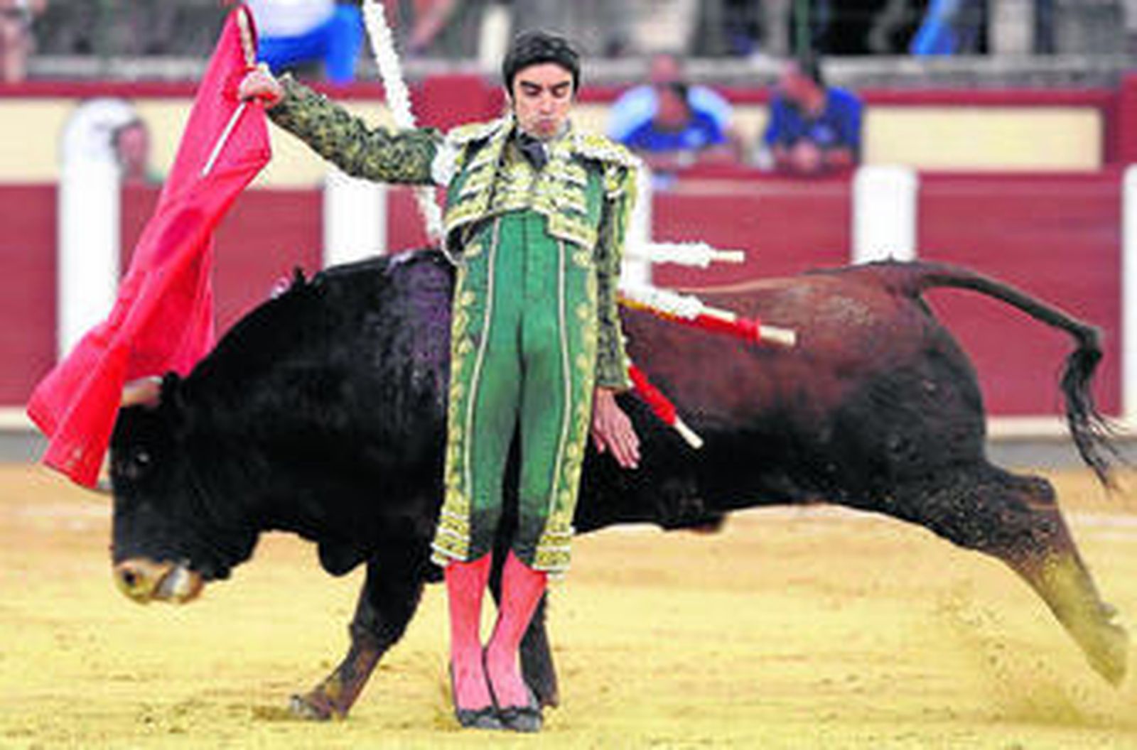 Miguel Ángel Perera, en un muletazo por la espalda al sexto toro.