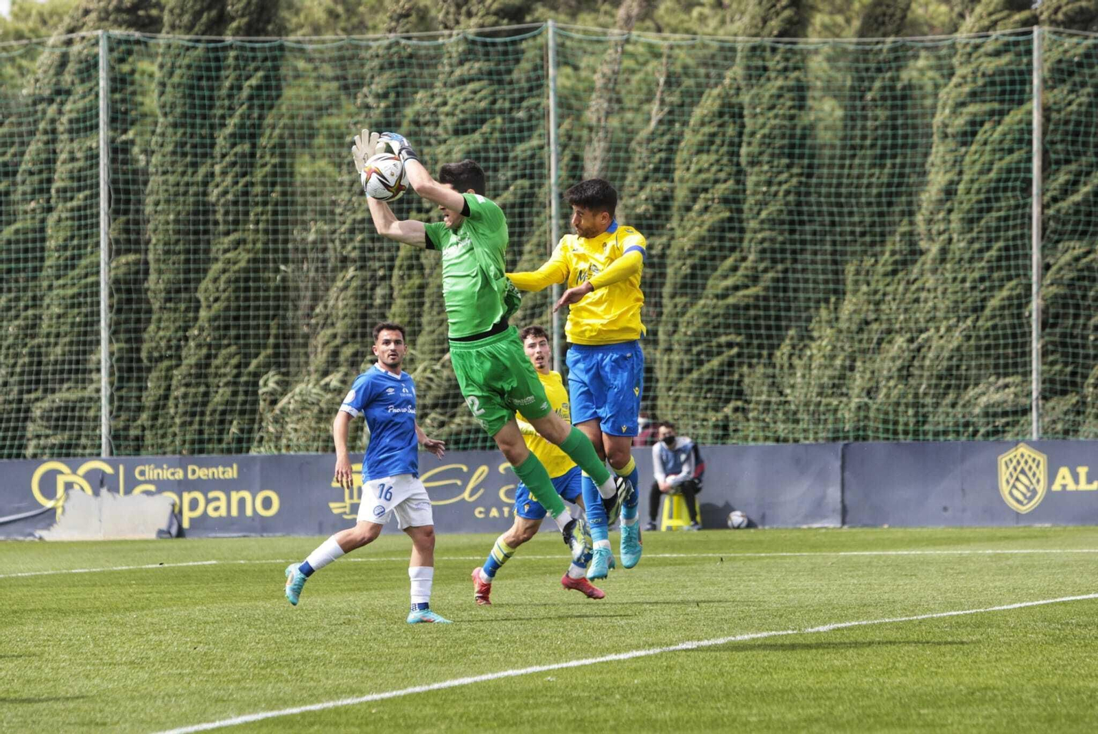 Mario de Luis atrapa el balón ante un jugador cadista.