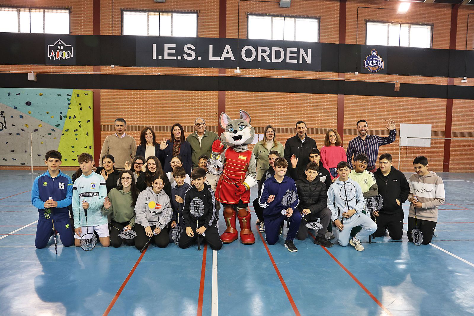 Exhibición práctica con alumnos y alumnas para promocionar el Campeonato de Europa de Bádminton en Huelva