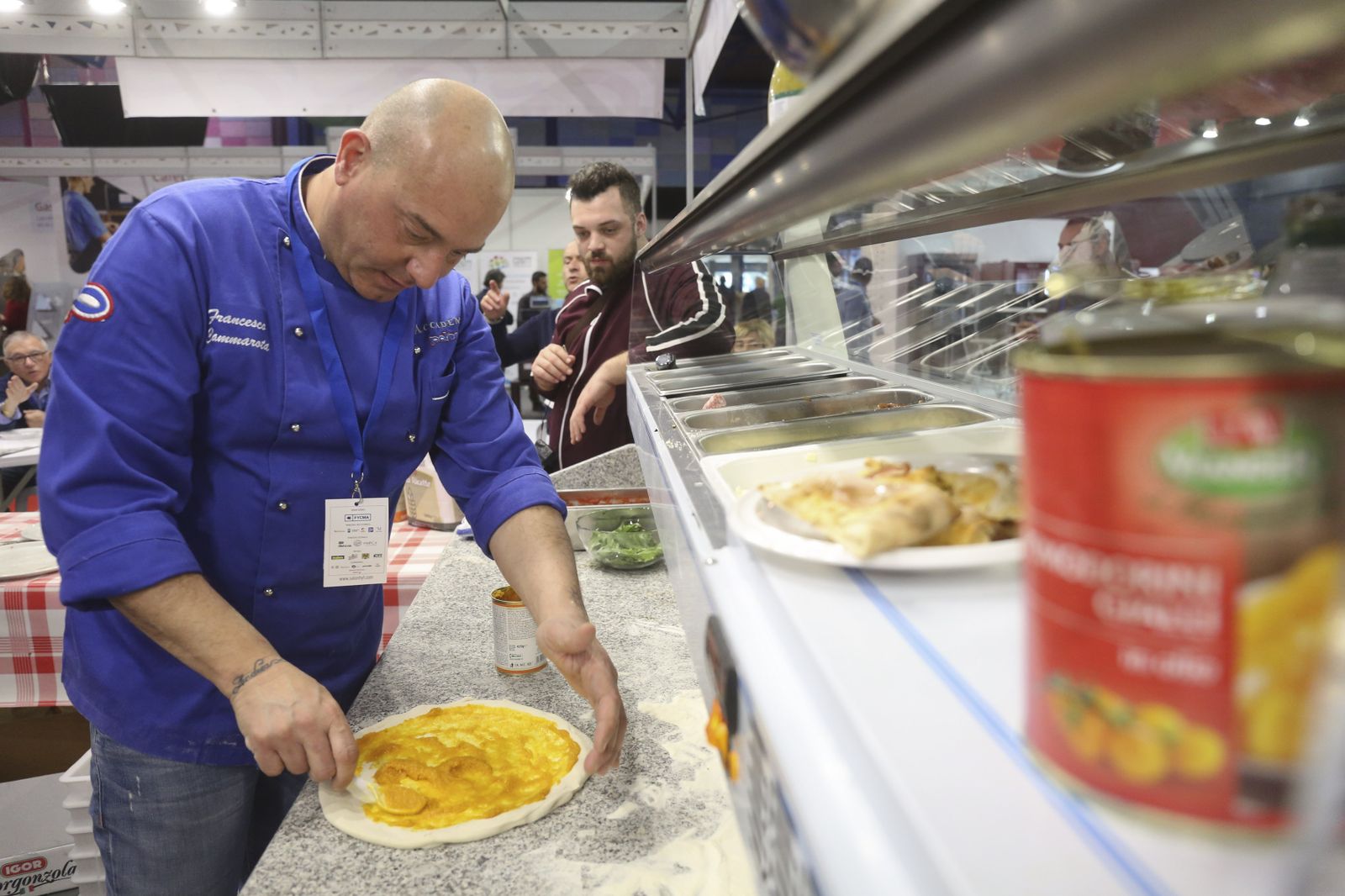 Un cocinero hace una pizza en un establecimiento en Málaga.