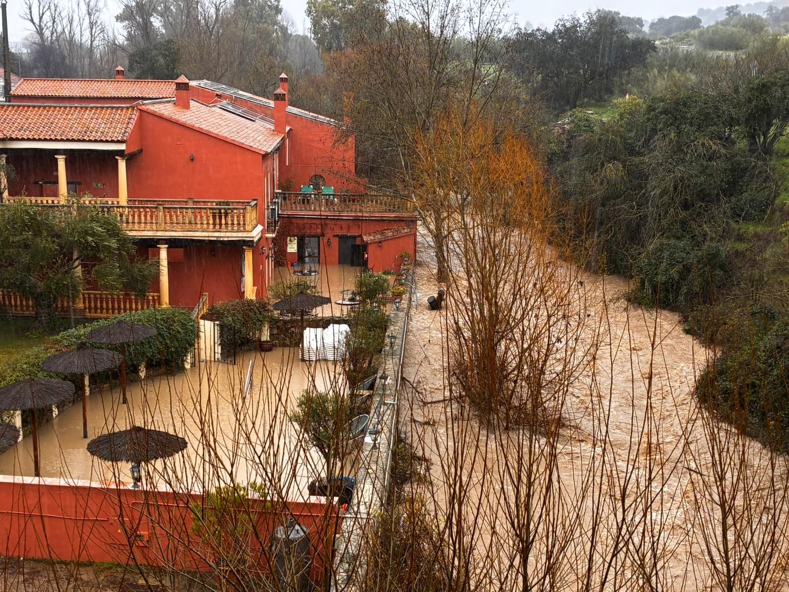 Hotel rural anegado de agua por el desbordamiento del río Guadalcobacín, en Ronda.