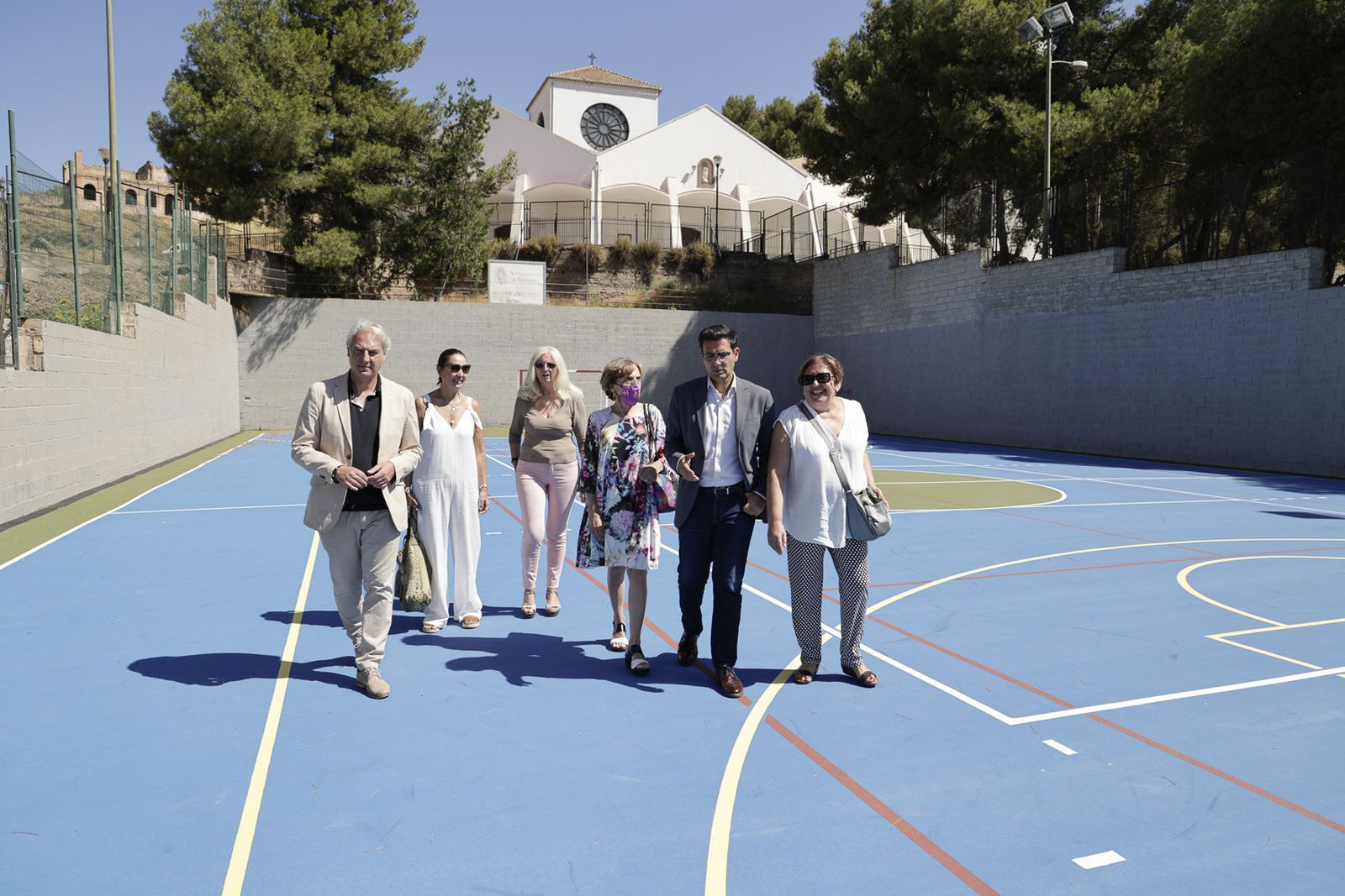 Imagen de la visita a la nueva pista polideportiva en Lancha del Genil