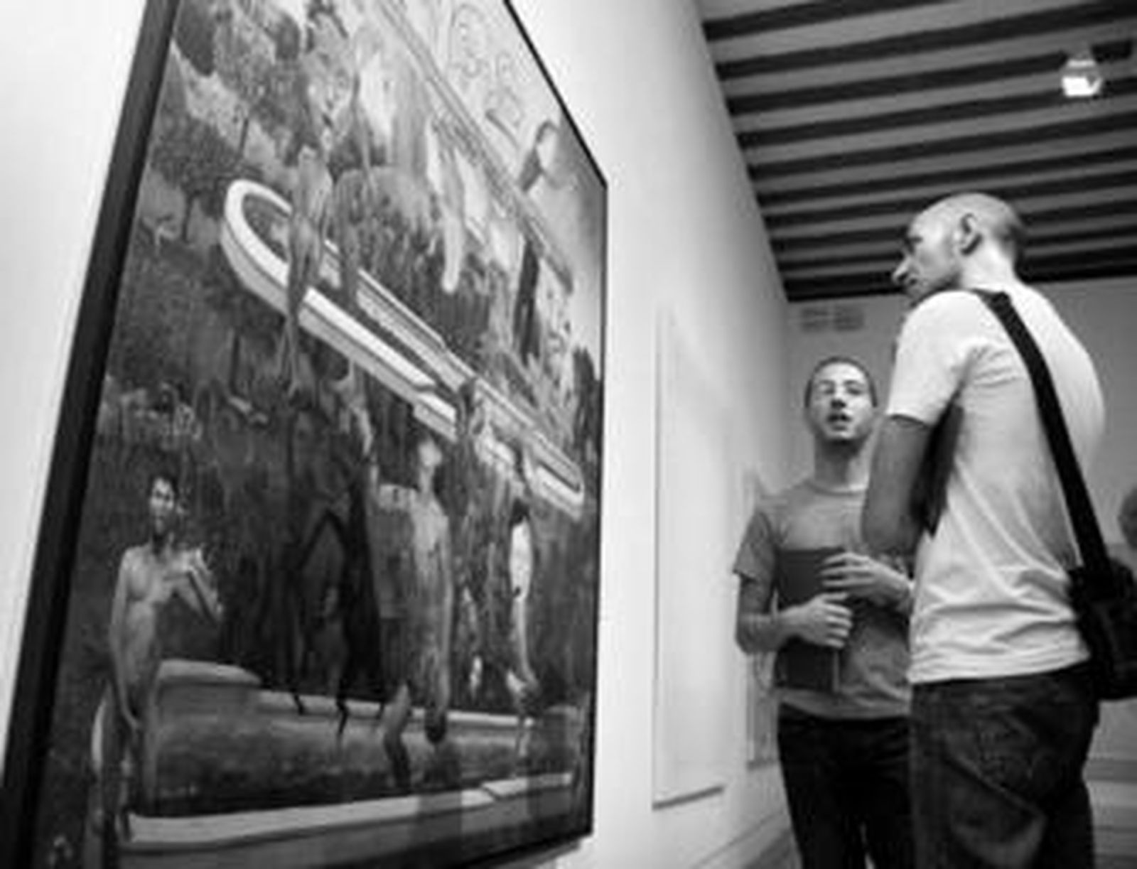 Dos visitantes contemplan 'Fons Vitae', del jiennense afincado en Sevilla Simón Arrebola.