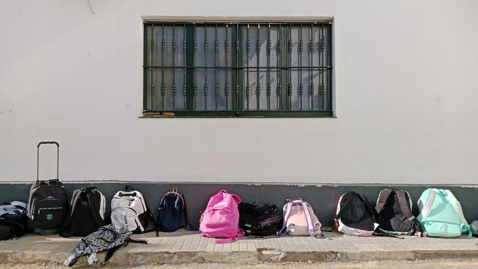Mochilas colocadas en el patio de un colegio de San Fernando (CEIP Almirante Laulhé), en la vuelta al cole