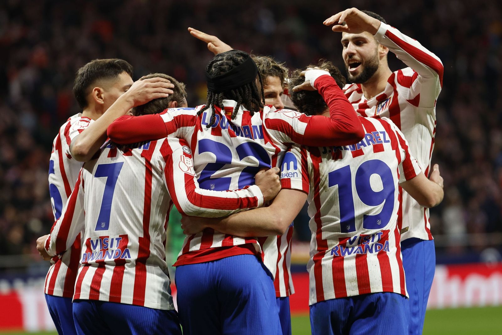 Piña de los jugadores del Atlético tras uno de los cuatro goles.