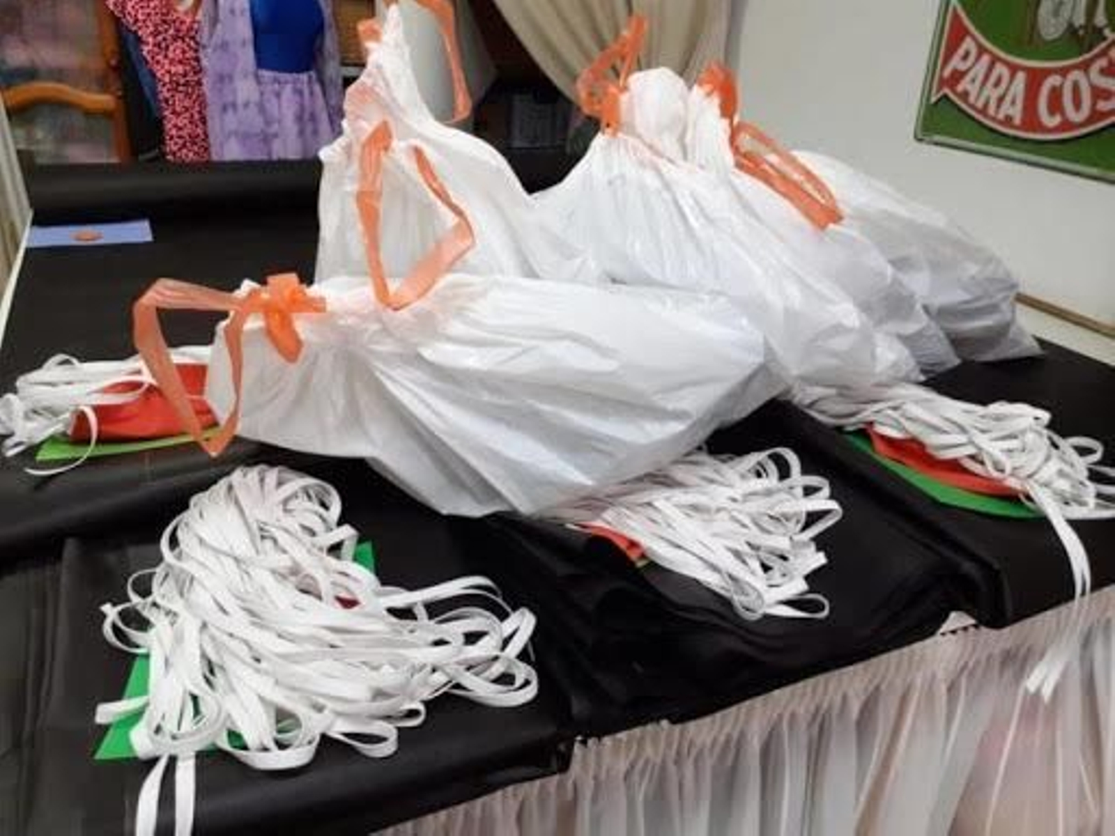Material para las mascarillas confeccionadas de manera altruista por vecinos de San Roque