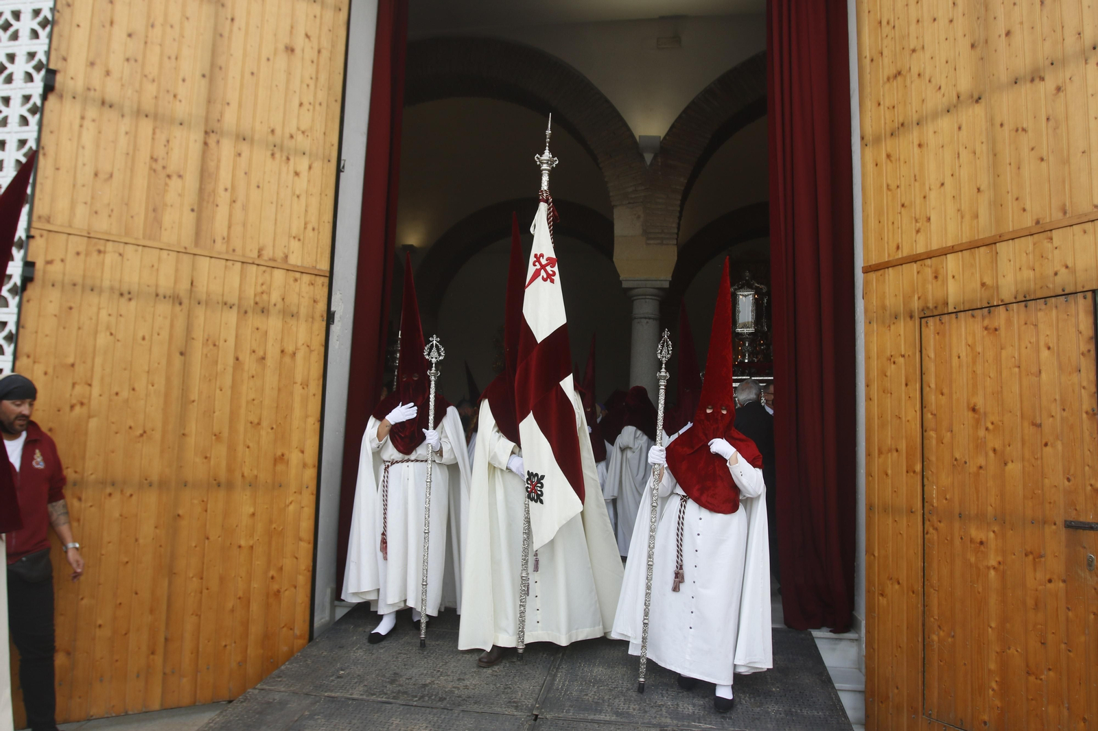 Lunes Santo en Córdoba: La procesión de la Vera-Cruz, en imágenes