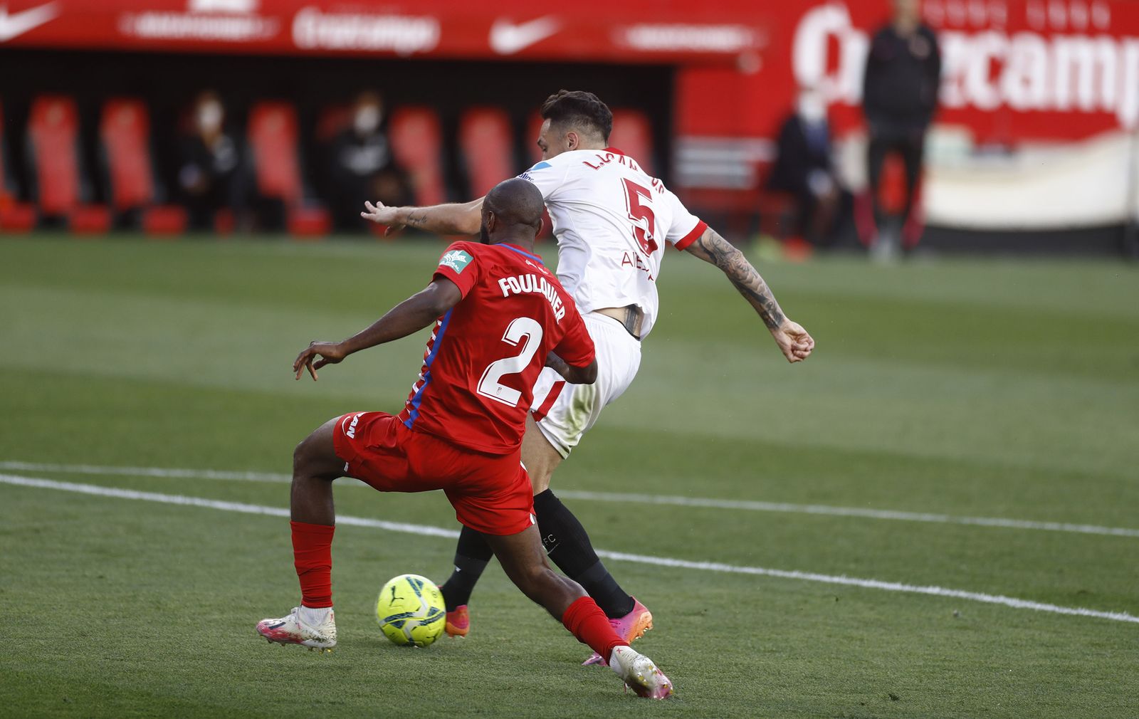 Lucas Ocampos remata ante Foulquier para hacer el segundo gol del Sevilla.