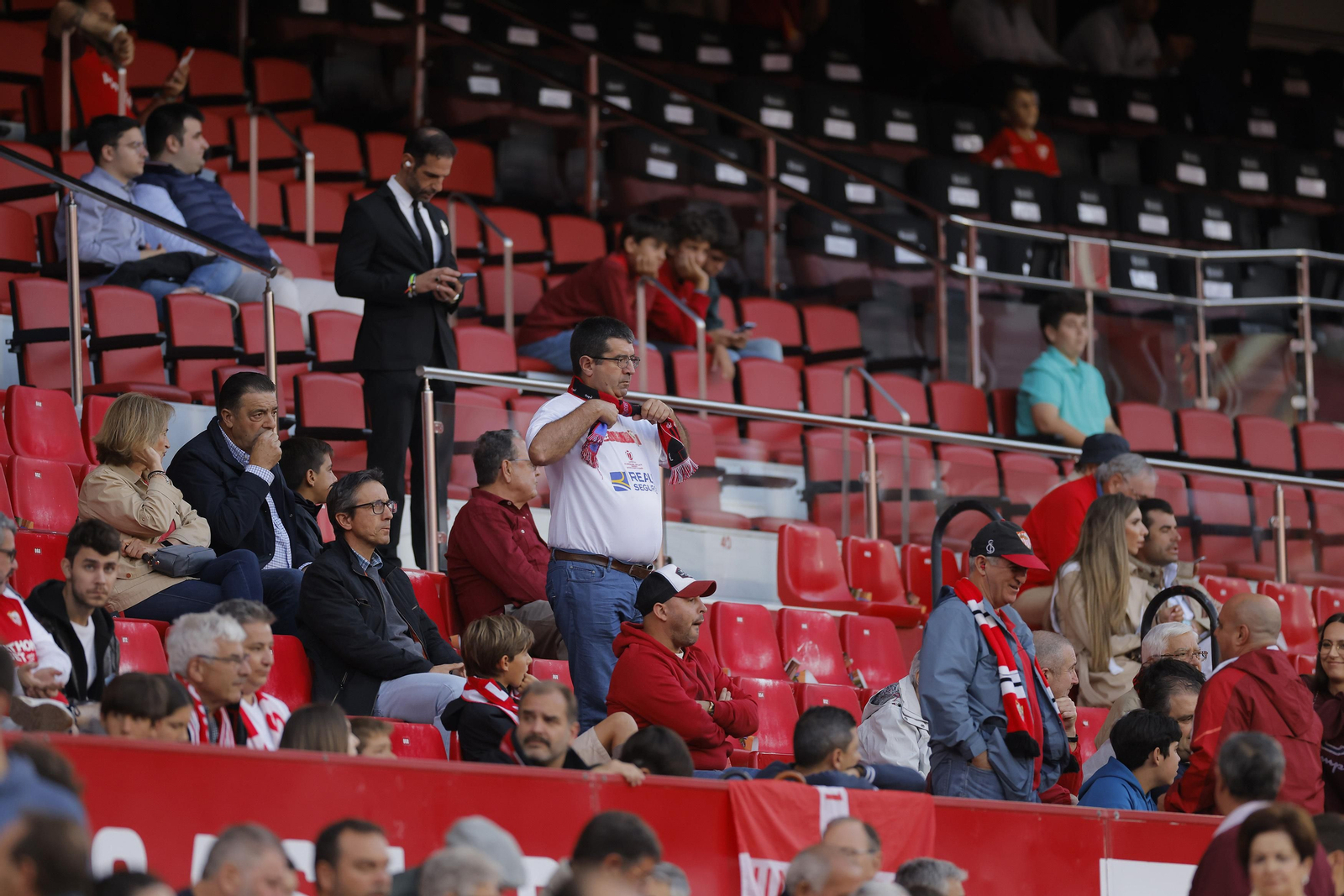 Búscate en las fotos del Sevilla-Betis