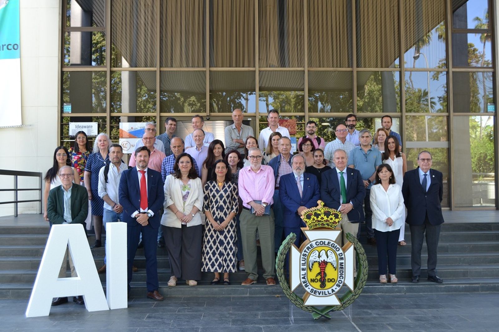 Foto de familia de asistentes y coordinadores del curso de formación en el Colegio de Médicos de Sevilla.