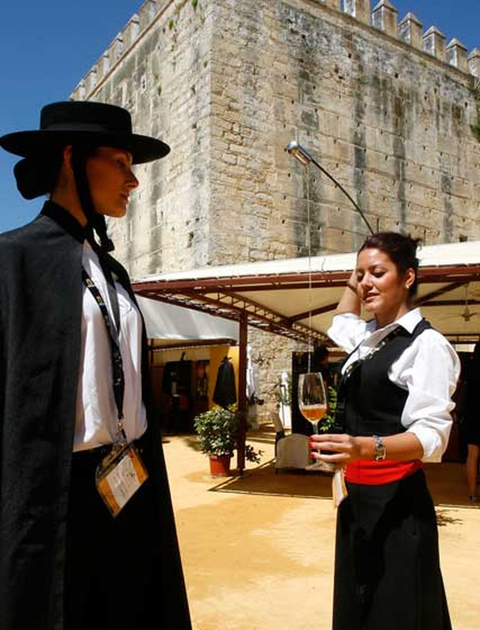 Azafatas de Sandeman, ayer a pleno sol.

Foto: Pascual