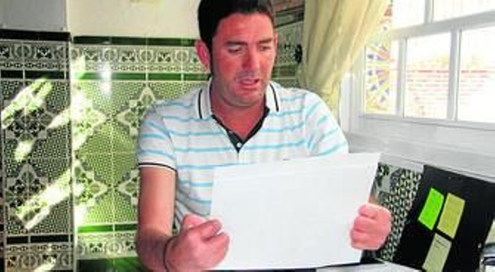 Manuel Barba, natural y vecino de Medina Sidonia, muestra los papeles de la Seguridad Social en los que se le deniega la incapacidad permanente.