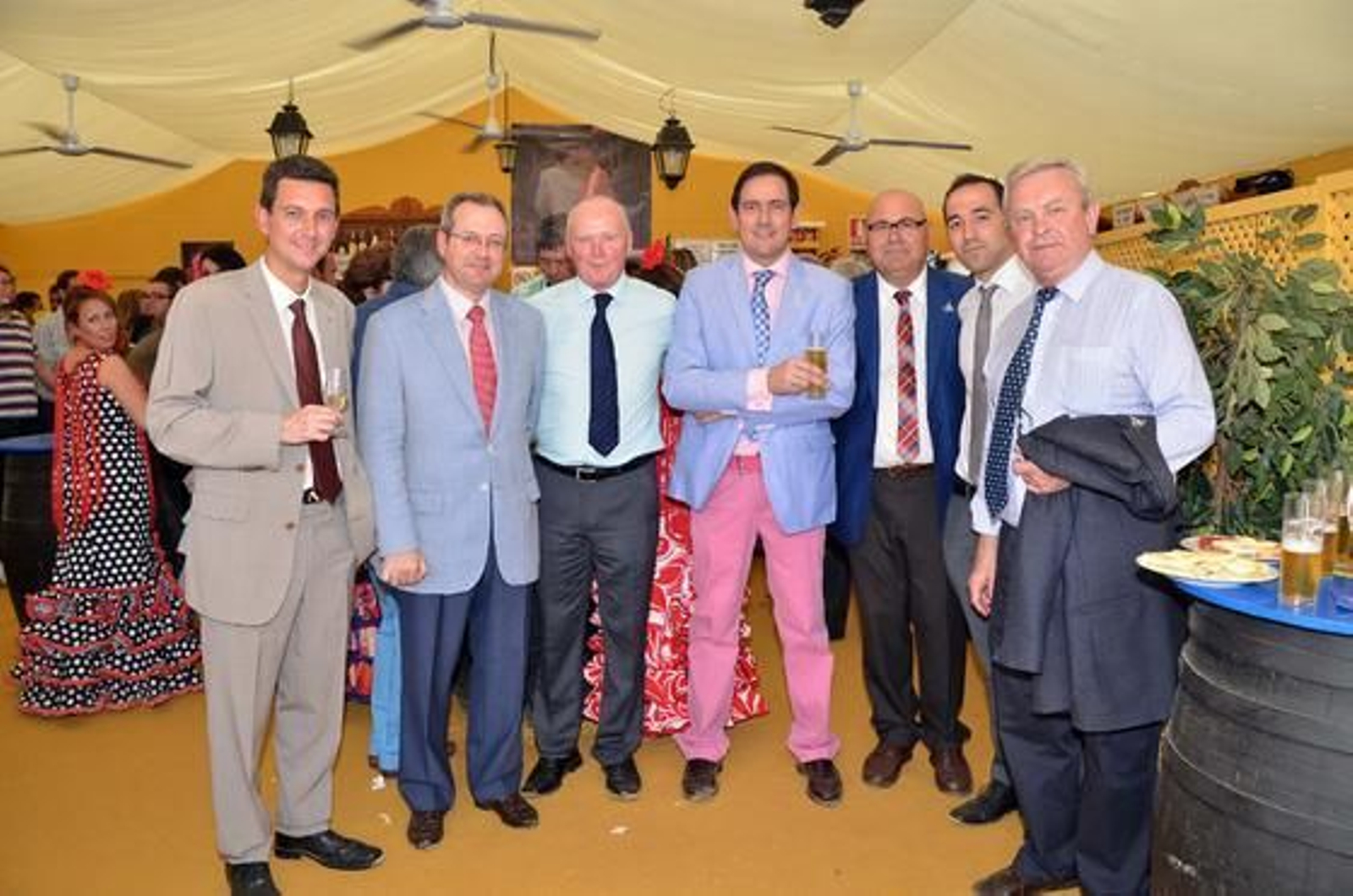 El gerente de Diario de Jerez, Miguel Berraquero, junto al comisarioAndrés Garrido; Ged Gibbons, gerente del City Central BID de Liverpool; Fernando García, presidente de Acoje; Agustín Rovira, de Agecu; Álvaro Costela, Social Media; y Ed Oliver, presidente del City Central BID.

Foto: Manuel Aranda