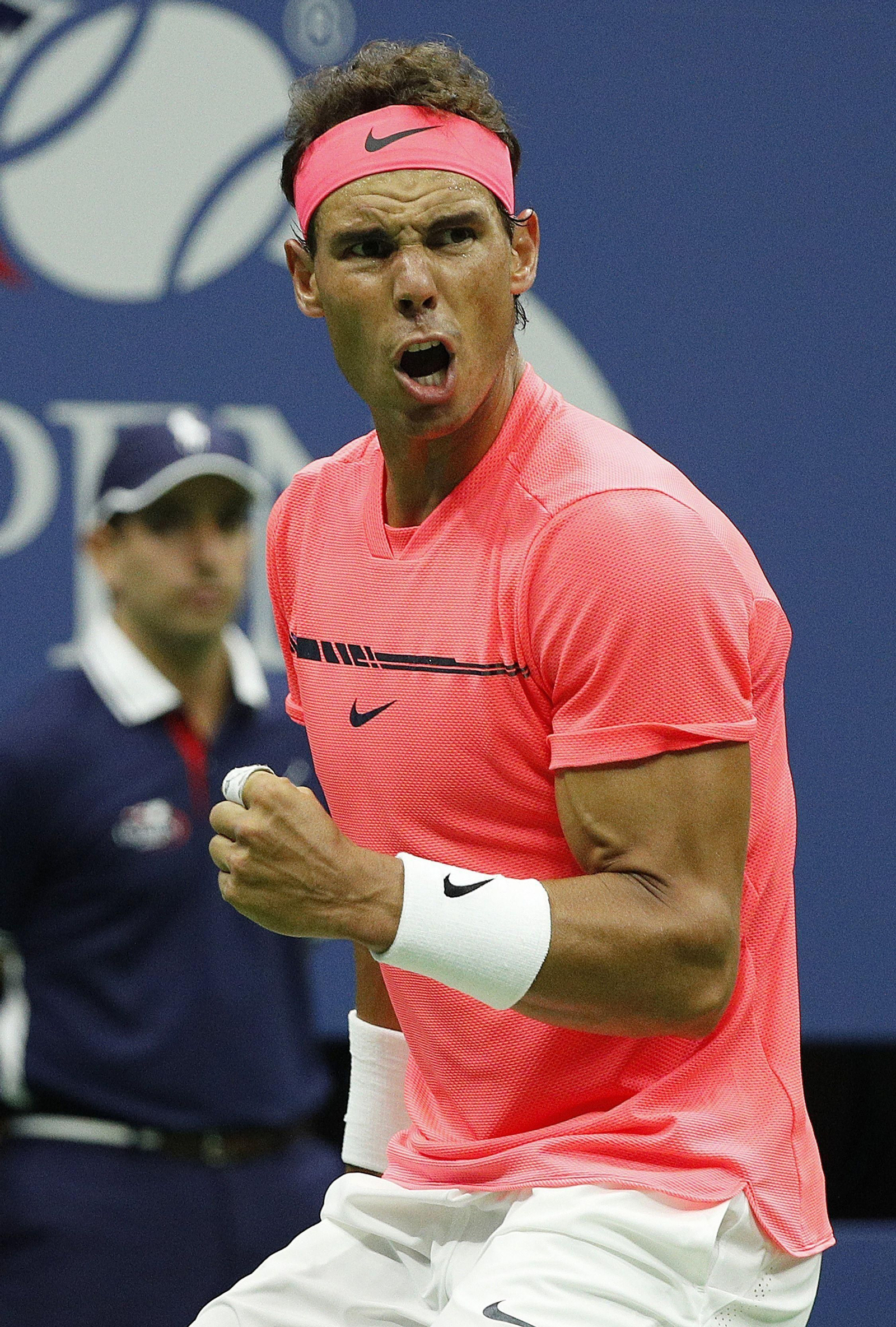 Rafa Nadal celebra un punto con su característico gesto de rabia.