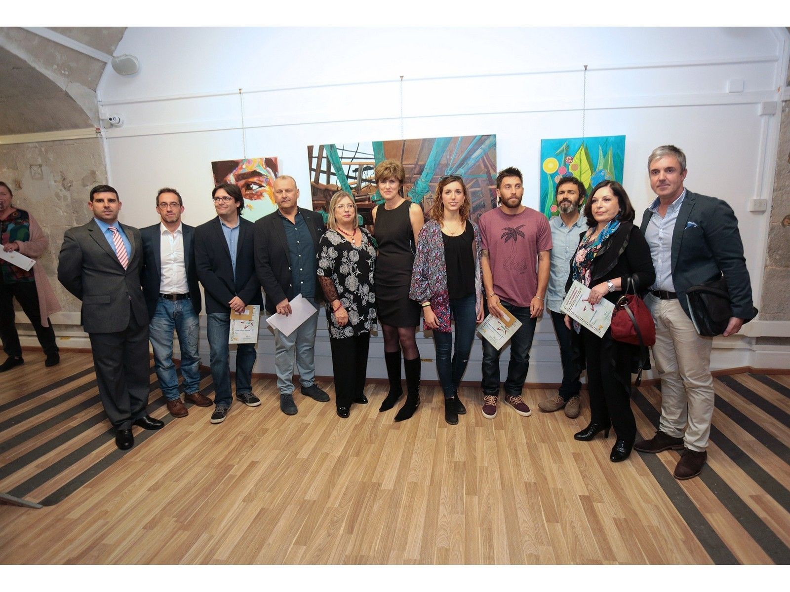 Los ganadores junto a miembros de la organización en la galería Gustavo Bacarisas.
