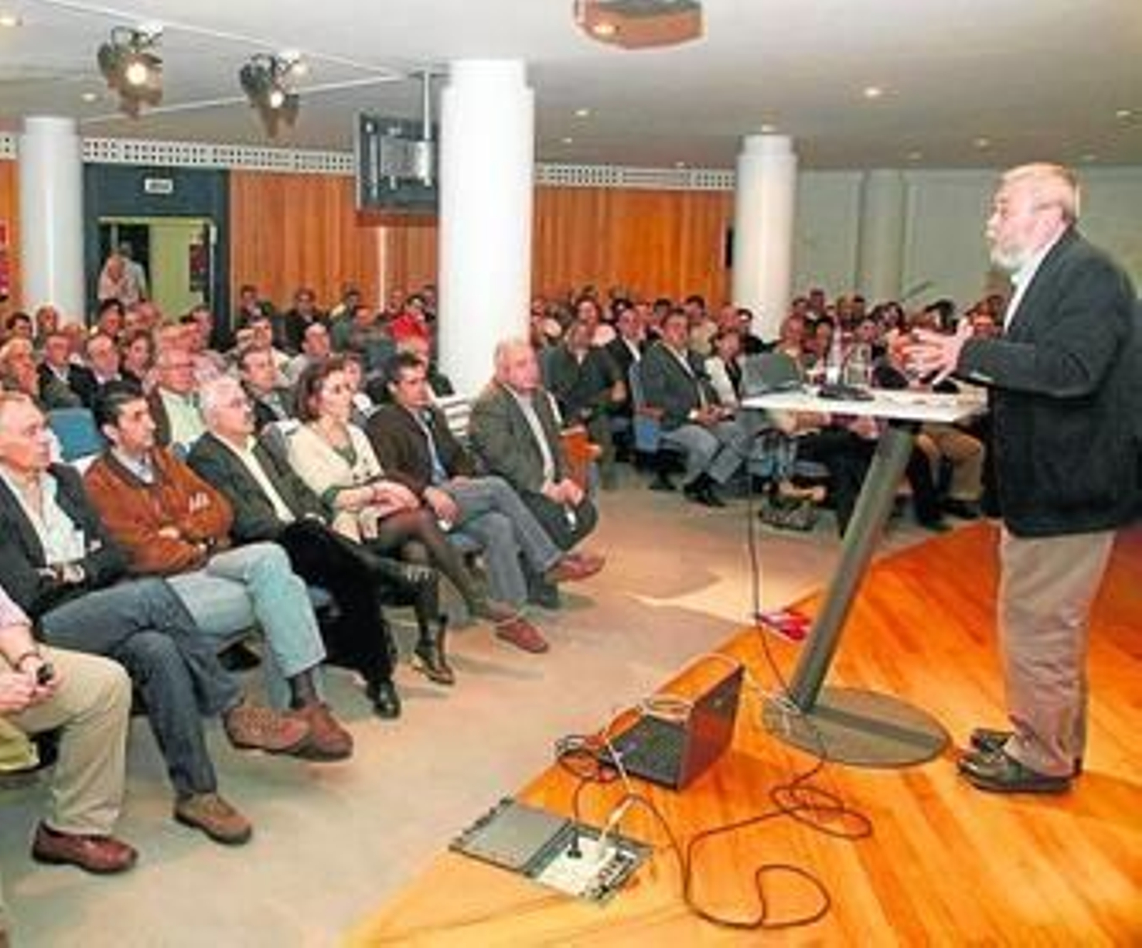 Cándido Méndez, ayer en la Caja Rural, reunido con las secciones sindicales de UGT Huelva.