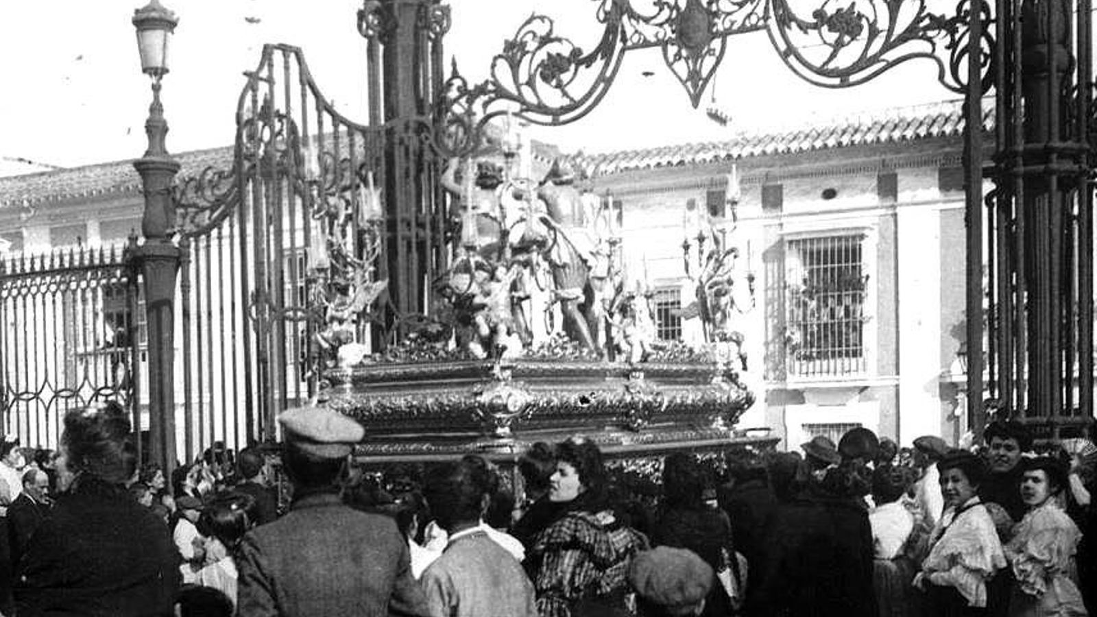 El antiguo misterio de Las Cigarreras saliendo de la primitiva fábrica de tabacos