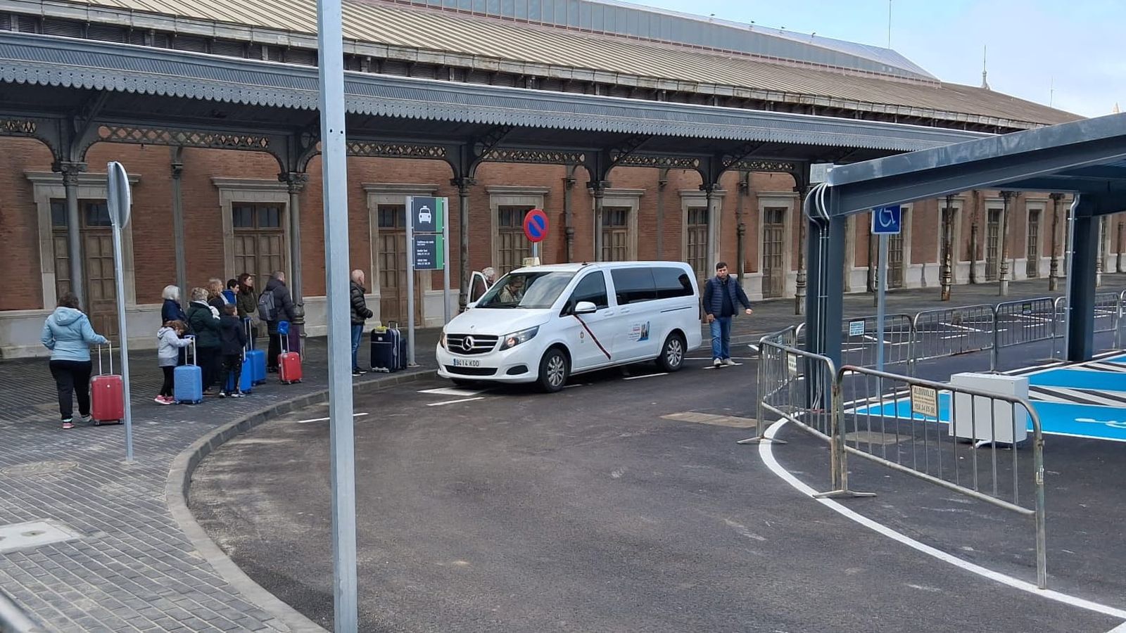 La parada de taxis cambia de ubicación y se traslada ahora al lado opuesto de la estación, en la zona norte.