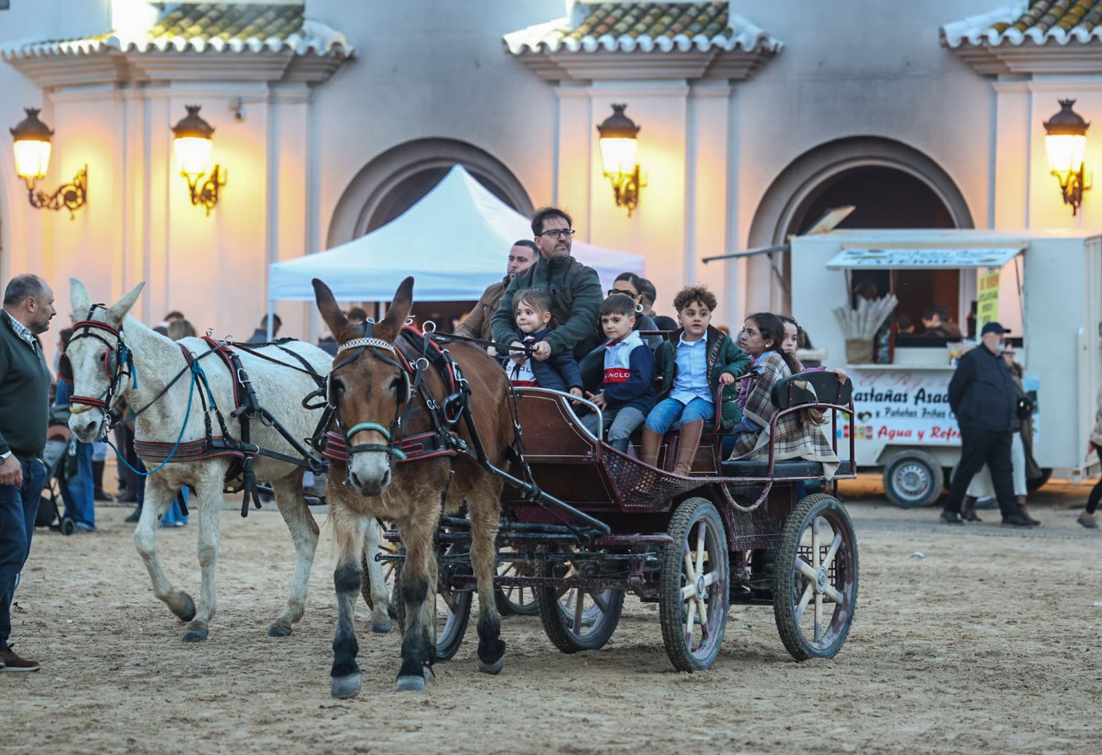 Fotografías de ambiente y del rezo del Rosario por el entorno de la Ermita de la Virgen del Rocío con motivo de la Candelaria